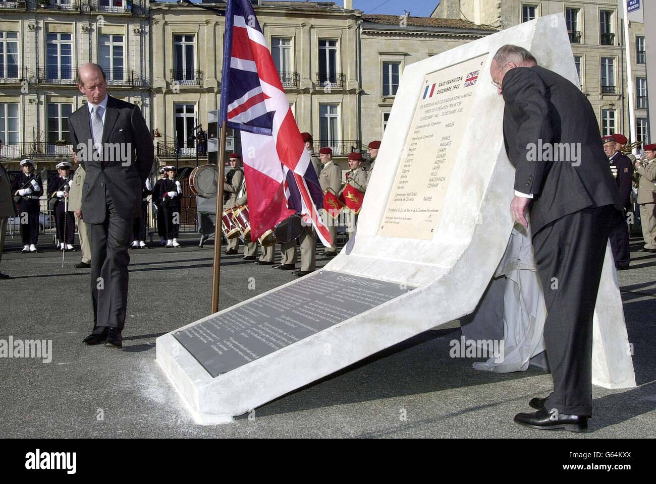 Il Duca di Kent (a sinistra) ispeziona la pietra commemorativa degli "Eroi del Cockleshell" sulla banchina di Bordeaux, dopo averla svelata con il sindaco locale, Alain Juppe. * la pietra è stata svelata nel 60° anniversario della raid, In cui 10 membri del distaccamento di pattuglia Royal Marine Boom a Portsmouth si sono schierati in cinque canoe da un sottomarino Royal Navy per cercare di far esplodere nel porto navi da rifornimento tedesche a 60 miglia con mine antiuomo e poi fuggire con l'aiuto della resistenza francese. Due uomini annegati, sei sono stati catturati o traditi e giustiziati dai tedeschi, lasciando solo due sopravvissuti Foto Stock