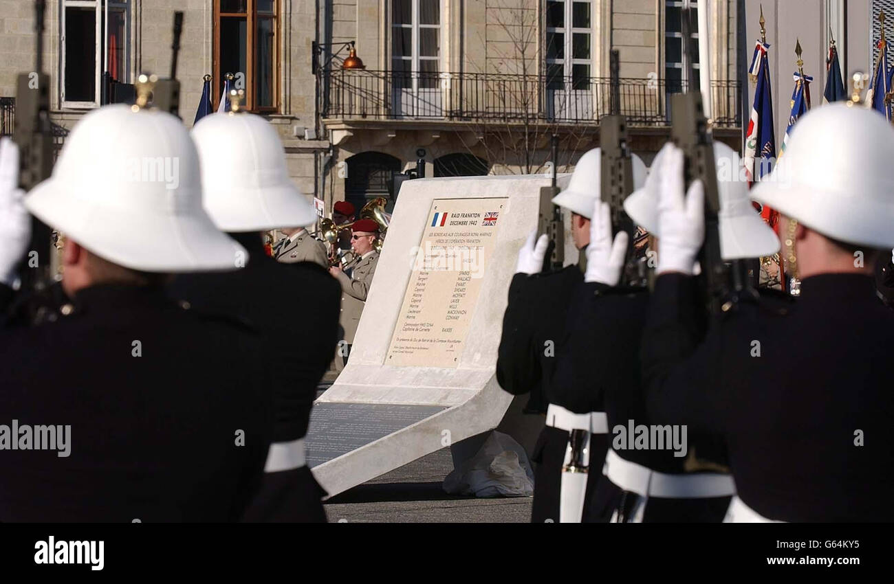 Una compagnia di Royal Marines presenta le armi, dopo una cerimonia per svelare una pietra commemorativa (centro) ai 'Cockleshell Heroes' sul Quayside a Bordeaux. * la pietra è stata svelata nel 60° anniversario della raid, In cui 10 membri del distaccamento di pattuglia Royal Marine Boom a Portsmouth si sono schierati in cinque canoe da un sottomarino Royal Navy per cercare di far esplodere nel porto navi da rifornimento tedesche a 60 miglia con mine antiuomo e poi fuggire con l'aiuto della resistenza francese. Due uomini annegarono, sei furono catturati o traditi e giustiziati dai tedeschi, lasciando solo due sopravvissuti di quello che era Foto Stock