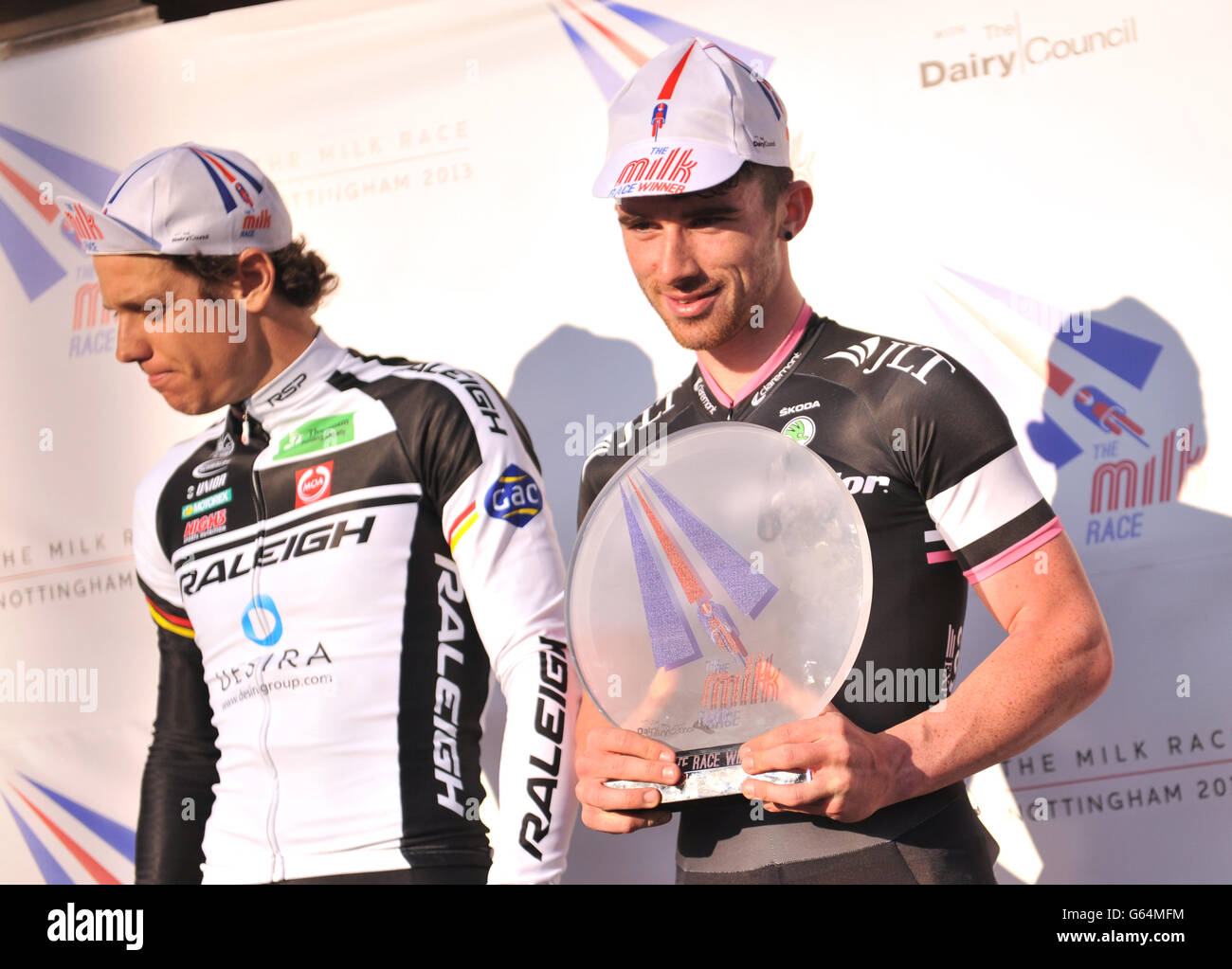 Rapha Condor JLT's Felix English celebra la vittoria della gara di latte Elite maschile nel centro di Nottingham. Foto Stock