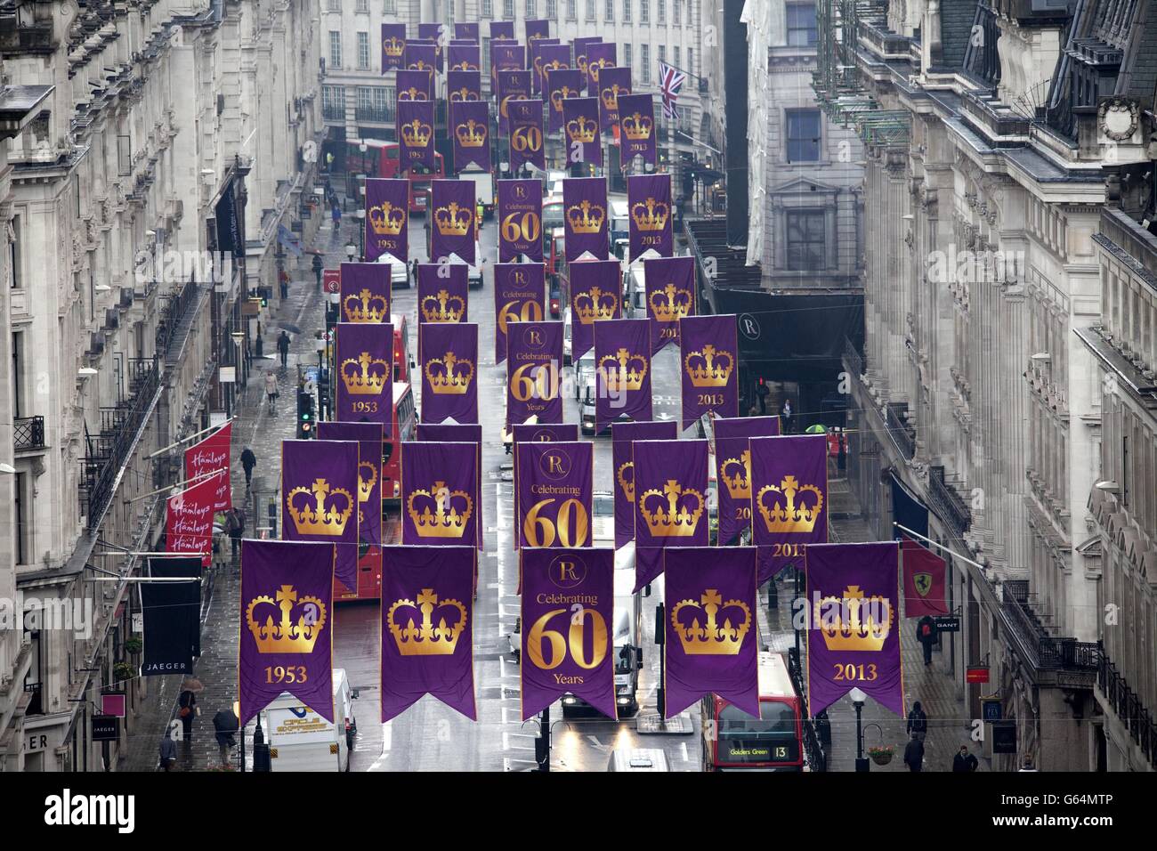 Vista generale delle bandiere viola e oro in occasione del 60° anniversario dell'incoronazione della Regina Elisabetta II a Regent Street, nel centro di Londra. Foto Stock