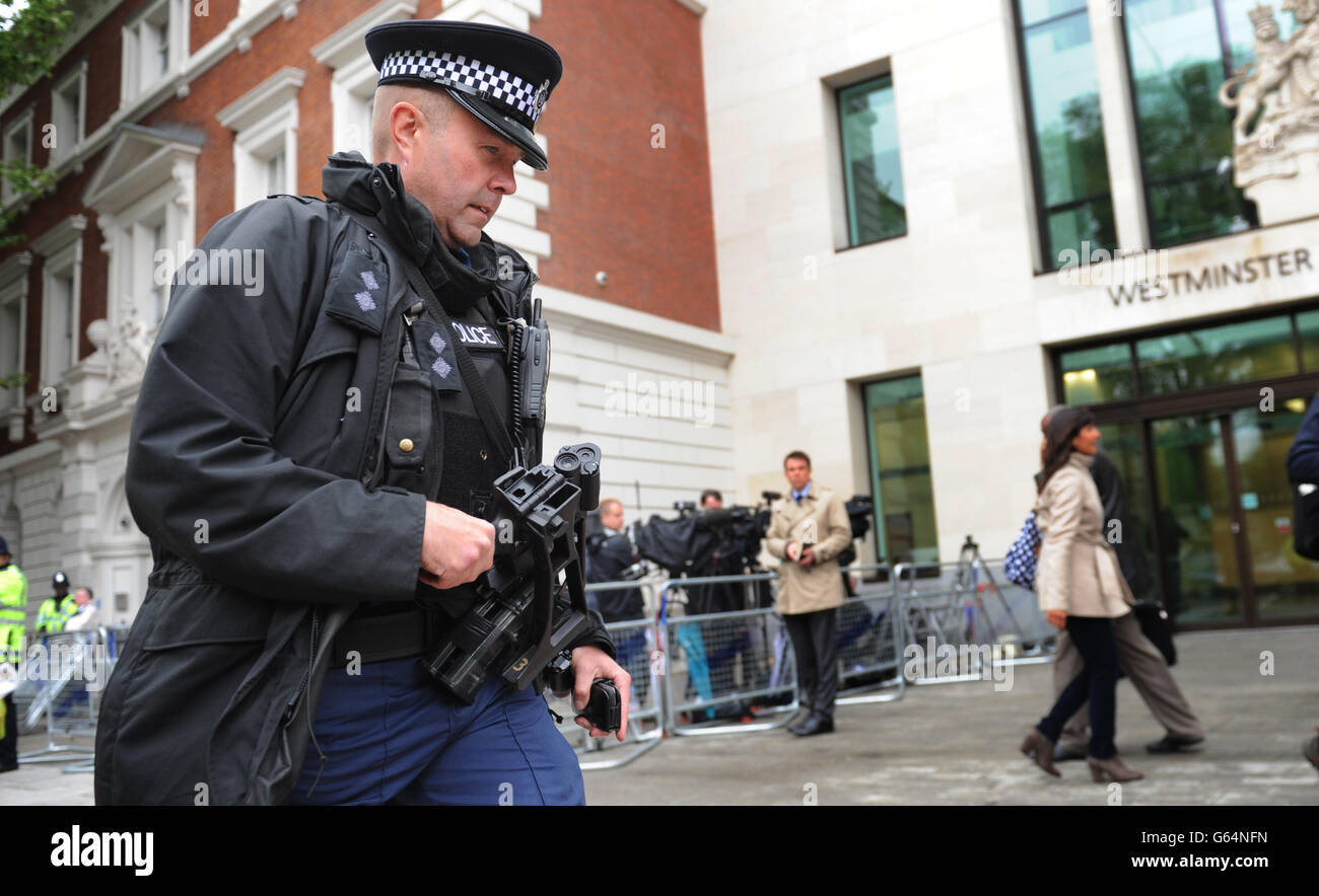 Un ufficiale di polizia armato presso il Westminster Magistrates Court di Londra, dove Michael Adebowale fece un'apparizione, dove accusò di aver ucciso il batterista Lee Rigby il 22 maggio, nonché di possedere un'arma da fuoco, un Revolver KNIL modello 91 da 9,4 mm, con l'intento di indurre altri a credere che la violenza sarebbe stata usata. Foto Stock