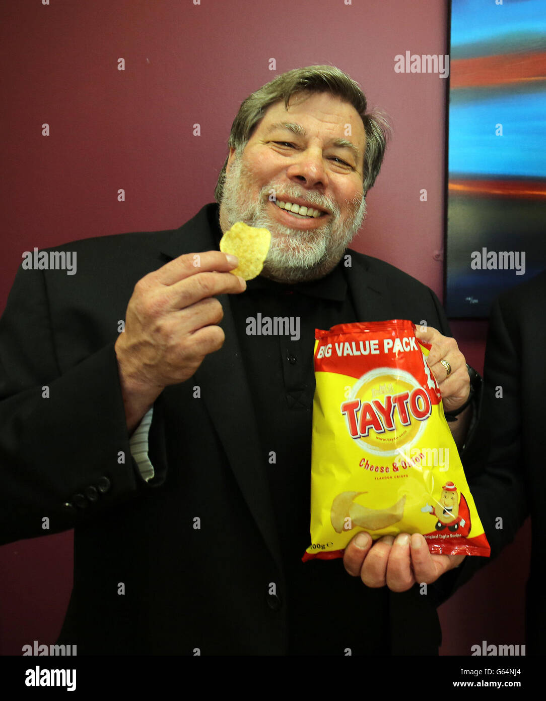 Steve Wozniak, il co-fondatore di un gigante statunitense della tecnologia Apple che ha utilizzato le sue controllate irlandesi per abbassare il suo conto fiscale, prova un sacco di Tayto parlava dopo aver parlato al Millennium Forum di Londonderry, dove ha detto che le grandi società dovrebbero essere trattate allo stesso modo del "piccolo ragazzo". Foto Stock