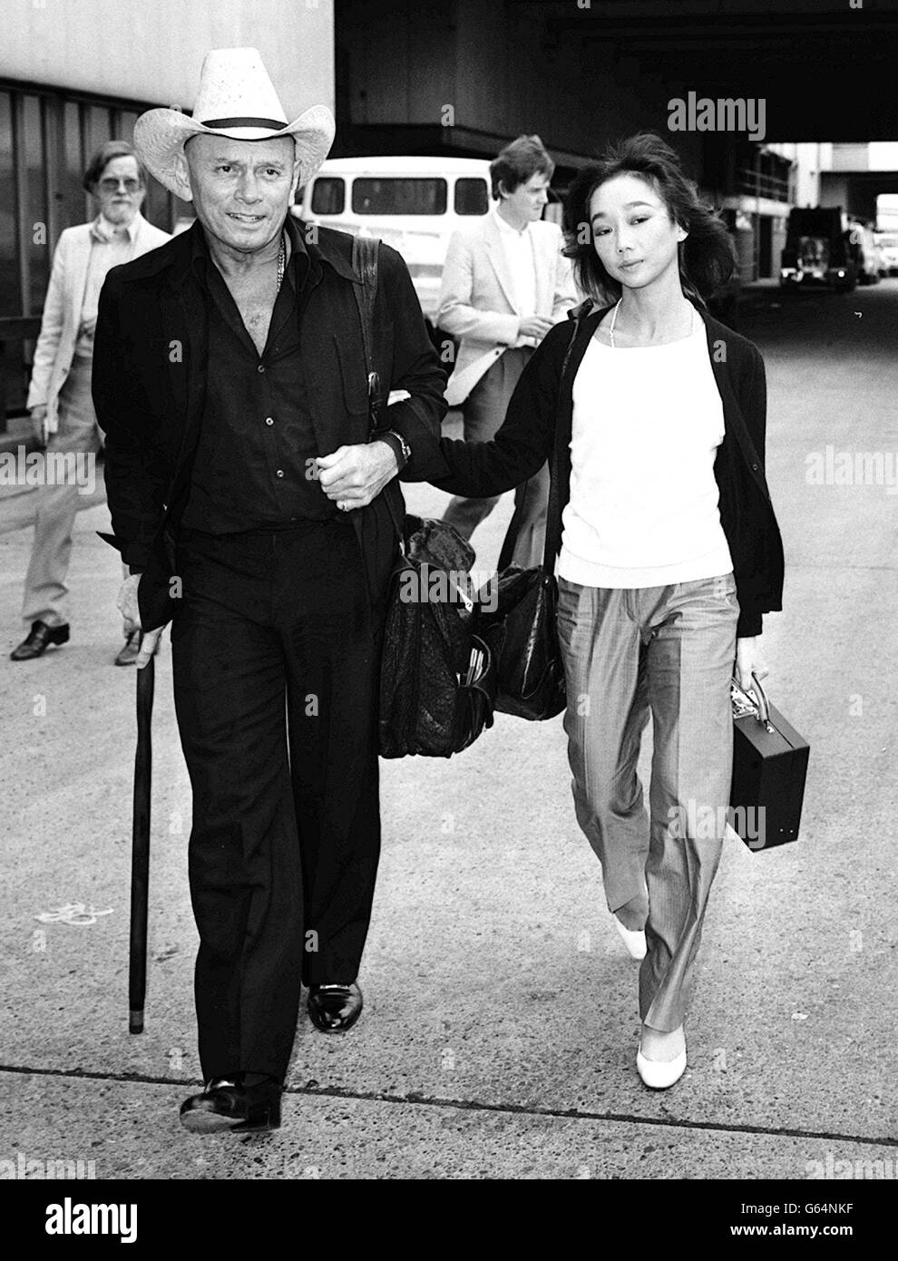 L'attore del film Yul Brynner con sua moglie di due mesi, il ballerino orientale Kathy Lee di 25 anni arriva all'aeroporto di Heathrow da Los Angeles. YUL sposò Kathy, circa 40 anni sua junior, in aprile solo undici giorni dopo l'annullamento del suo precedente matrimonio. Foto Stock