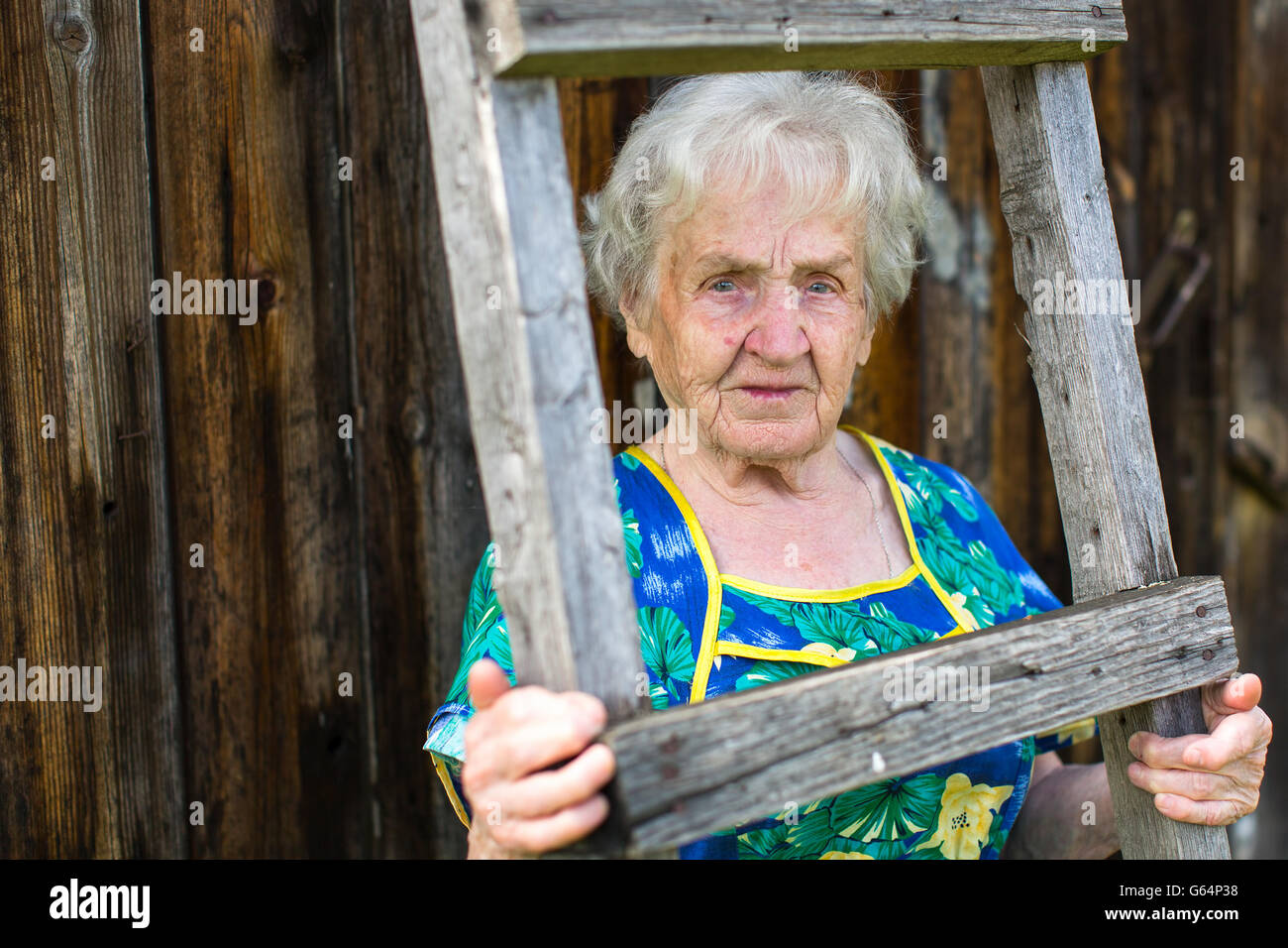 Caucasian donna anziana ritratto all'aperto nel villaggio. Foto Stock