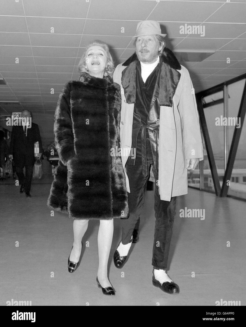 Marlene Dietrich e Danny Kaye - Aeroporto di Heathrow - Londra. Marlene Dietrich e Danny Kaye sono di buon umore all'arrivo all'aeroporto di Heathrow, Londra da New York. Foto Stock