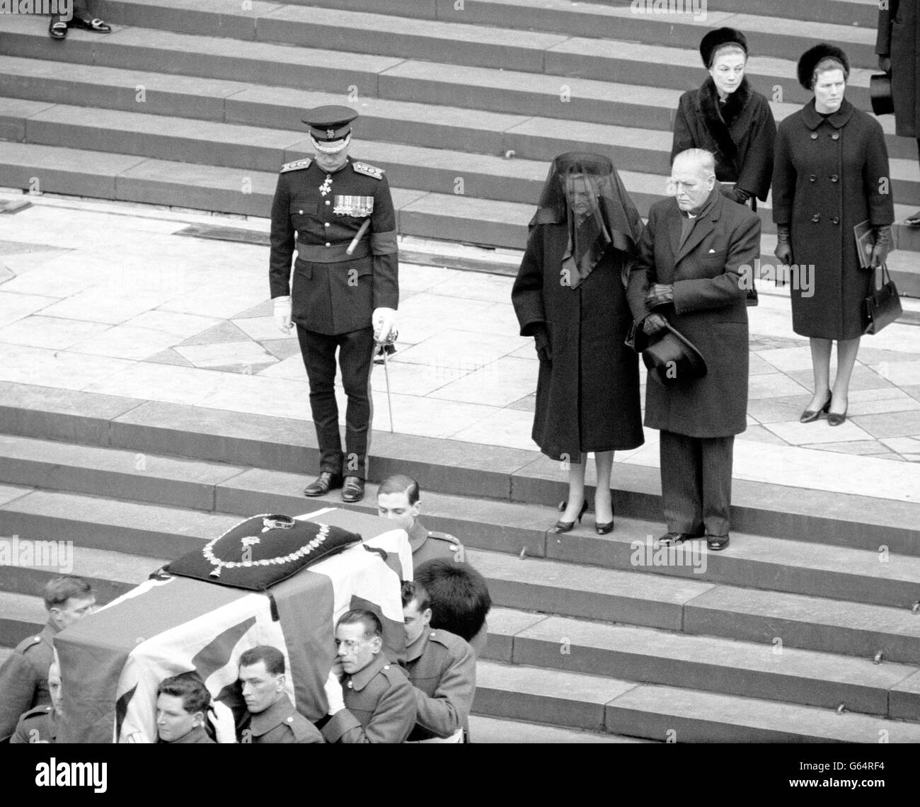 Lady Churchill mette il braccio in quello di suo figlio, Randolph Churchill, mentre camminavano lentamente lungo i gradini della Cattedrale di San Paolo dietro la bara di Sir Winston Churchill dopo il servizio funerale di Stato. Foto Stock