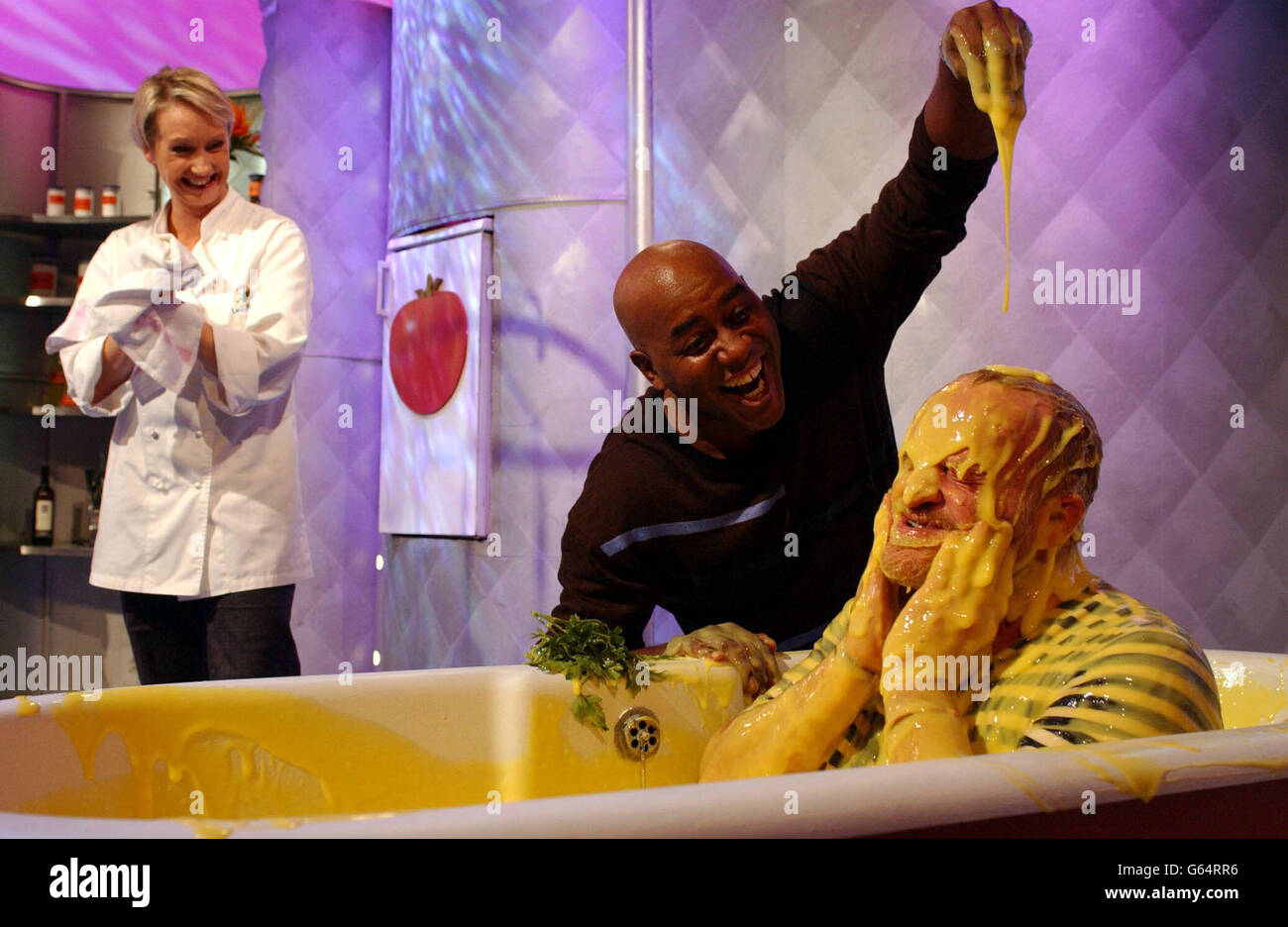 Lo chef della TV Anthony Worrall-Thompson viene picchiato dai colleghi chef Ainsley Harriott e Lesley Waters, durante un'edizione speciale di "Ready Steady Cook" in aiuto di "Children in Need" presso i Capital Studios, a sud-ovest di Londra. Foto Stock