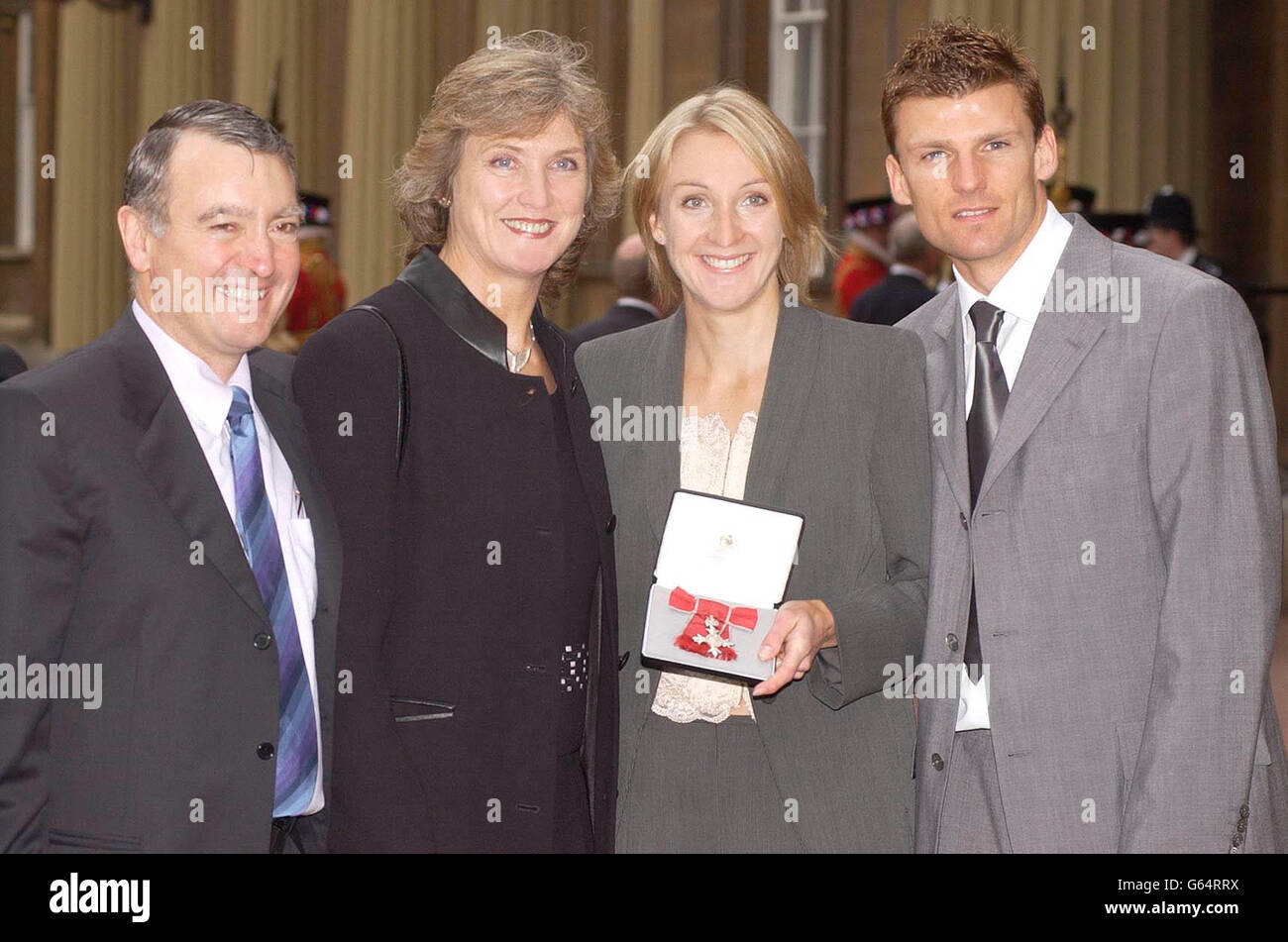 La medaglia d'oro olimpica Paula Radcliffe (centro destra) tiene la sua MBE con (da sinistra a destra) suo padre Peter, madre Pat e marito Gary Lough fuori Buckingham Palace dopo aver ricevuto l'onore dalla Regina. Foto Stock