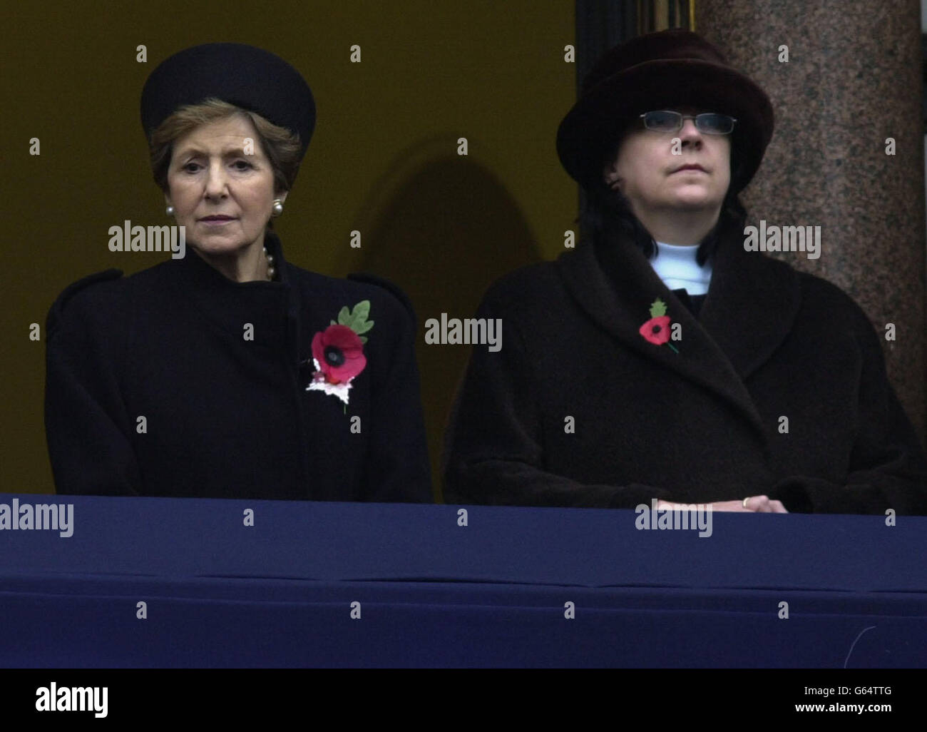 Moglie dell'ex primo Ministro John Major, norma Major (a sinistra) guarda il Servizio annuale della memoria al Cenotafh nel centro di Londra. Foto Stock
