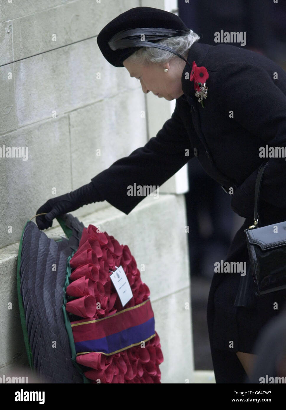 La Regina Elisabetta II della Gran Bretagna depone una corona durante l'annuale Servizio di memoria alla Cenotaph nel centro di Londra. Foto Stock
