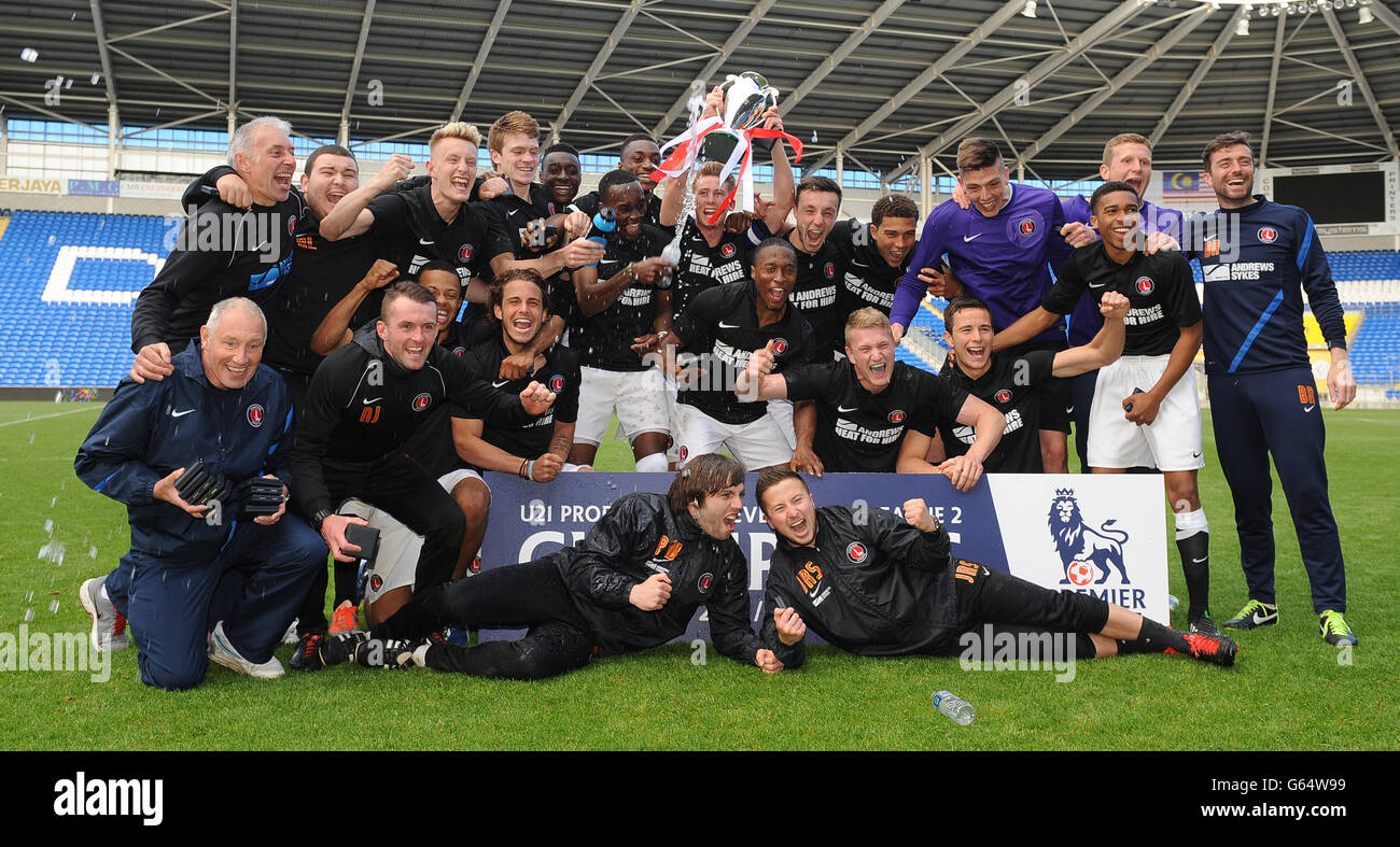 Calcio - Professional Development League 2 - Gioca fuori - finale - Cardiff City / Charlton Athletic - Cardiff City Stadium. I giocatori di Charlton Athletic celebrano la loro finale di gioco della Premier Development League 2 contro Cardiff City Foto Stock