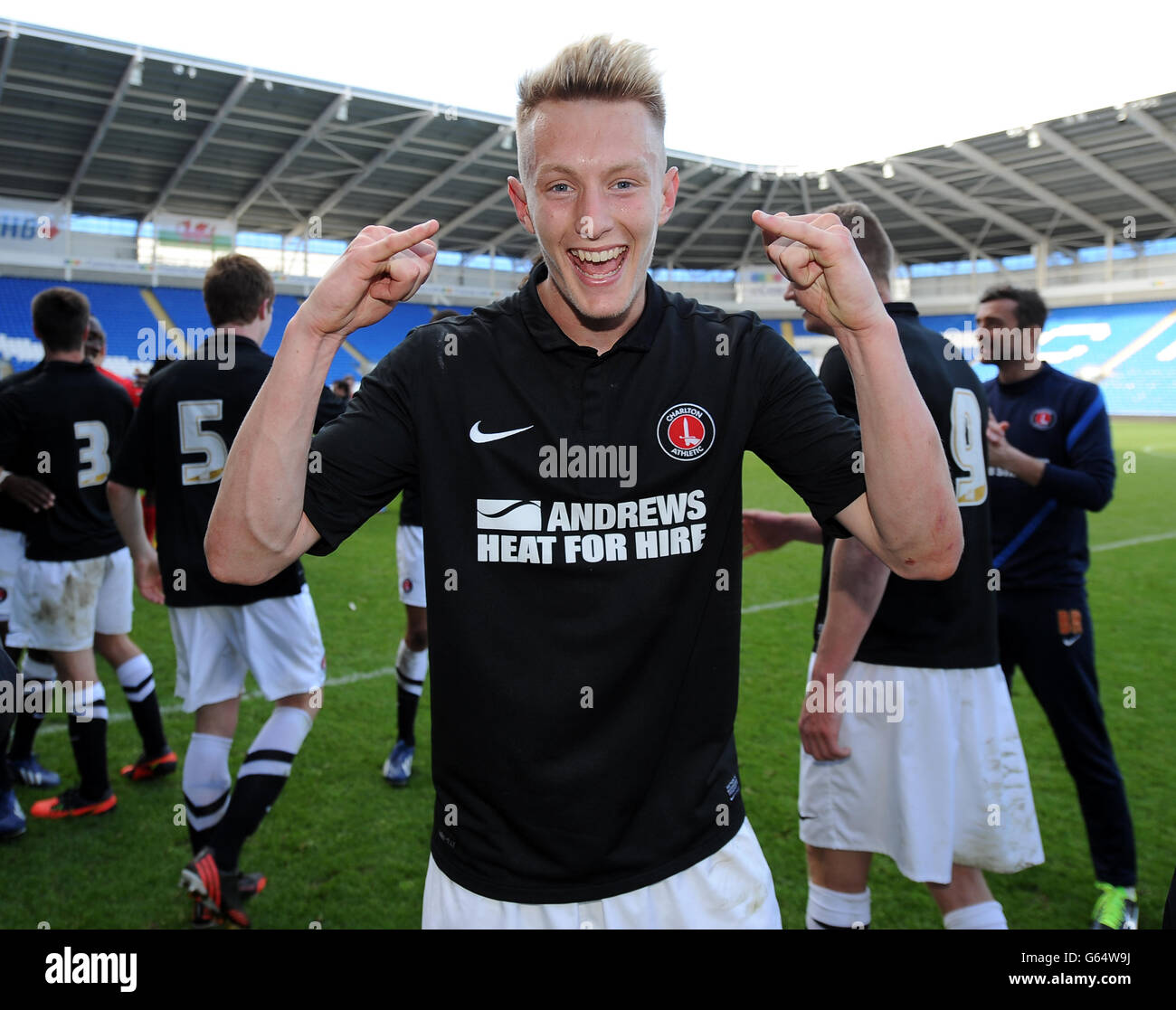 Calcio - Professional Development League 2 - Gioca fuori - finale - Cardiff City / Charlton Athletic - Cardiff City Stadium. Joe Piggot di Charlton Athletic festeggia al fischio finale. Foto Stock