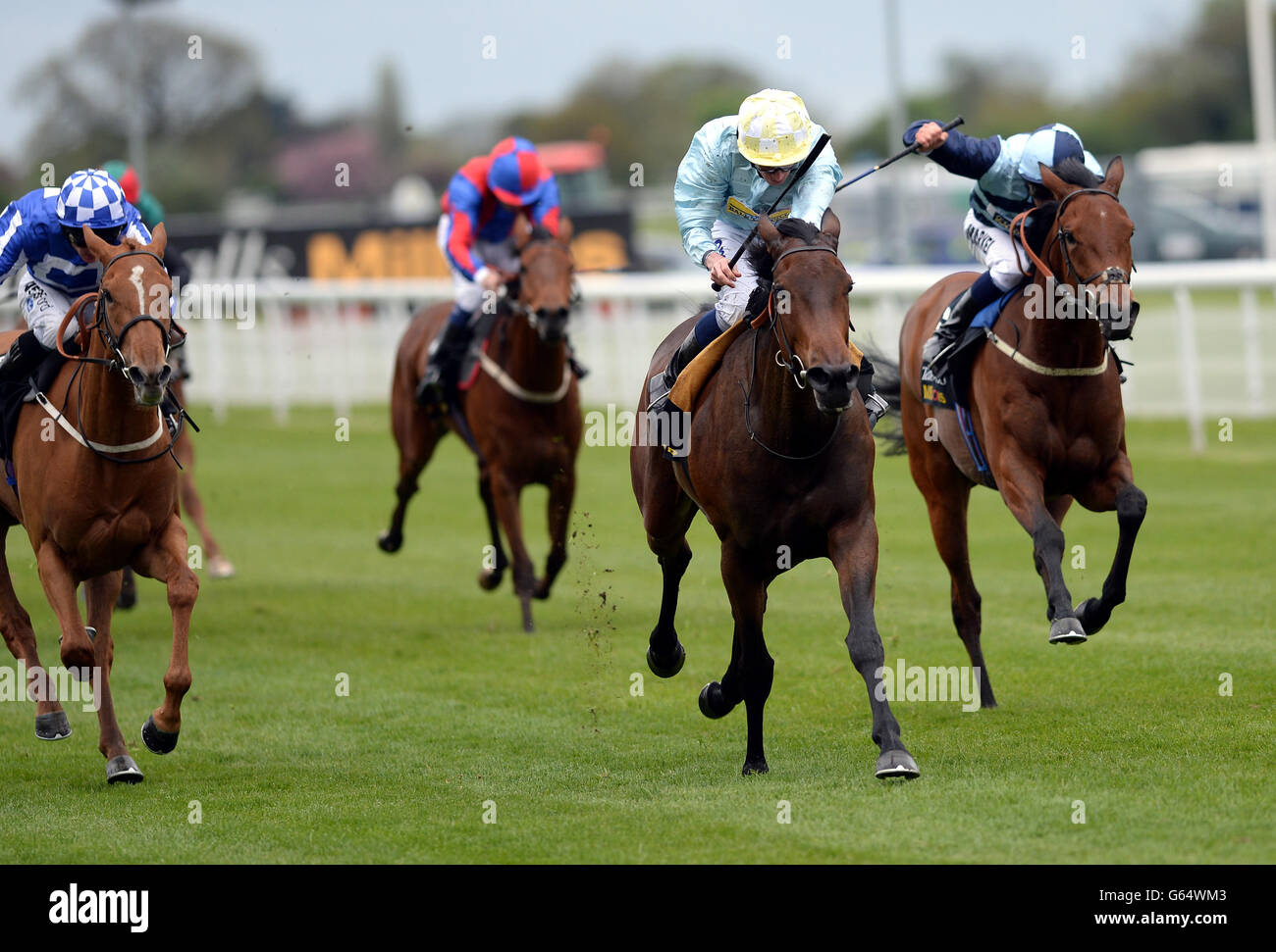 Liber Nauticus e Ryan Moore (al centro) vincono le Tattersalls Musidora Stakes durante il giorno delle Tattersalls Musidora Stakes del Festival Dante 2013 all'ippodromo di York. PREMERE ASLOCATION Photo. Data foto: Mercoledì 15 maggio 2013. Scopri la storia della Pennsylvania RACING York. Il credito fotografico deve essere: John Giles/PA Wire Foto Stock