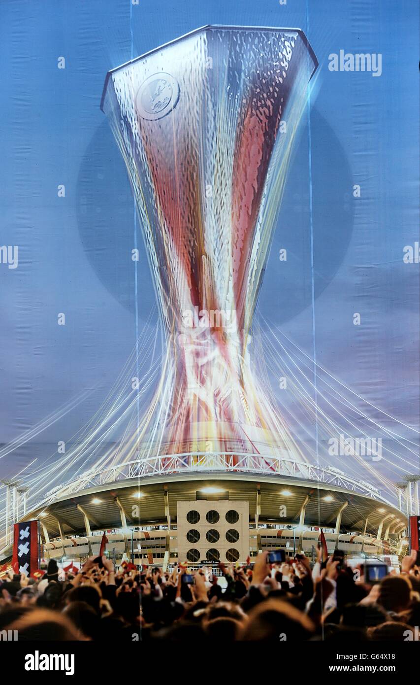 Una foto del trofeo UEFA Europa League fuori dall' Amsterdam Arena prima del gioco Foto Stock