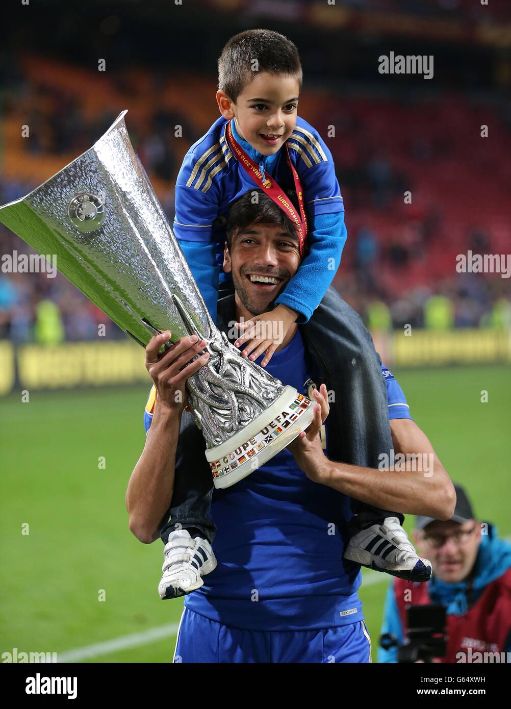 Paulo Ferreira di Chelsea e suo figlio festeggiano con la UEFA Trofeo Europa League dopo la partita Foto Stock