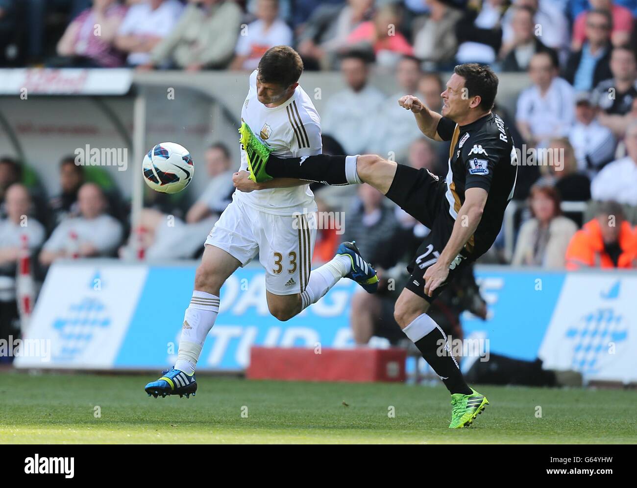 Sascha Riether di Fulham (a destra) e ben Davies di Swansea City (a sinistra) combatti per la palla Foto Stock