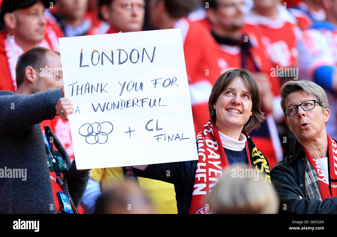 Calcio - UEFA Champions League - finale - Borussia Dortmund / Bayern Monaco di Baviera - Stadio di Wembley. Un fan del Bayern Munich negli stand tiene un cartello con la scritta "London Thank you for a wonderful Olympics and CL Final" Foto Stock