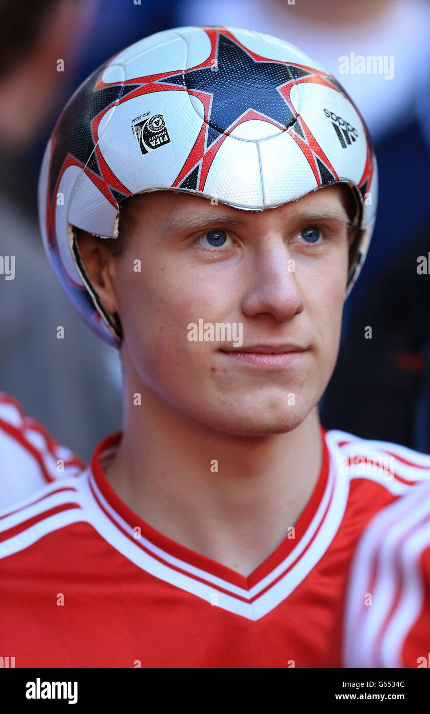 Un fan del Bayern Monaco indossa un cappello fatto da un calcio Foto stock  - Alamy