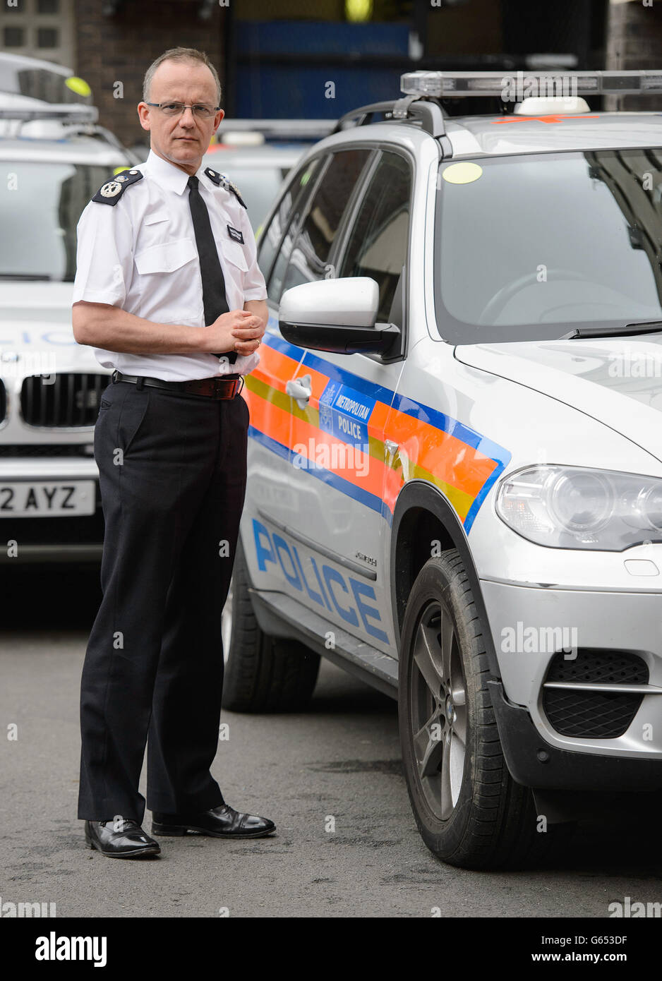 Assistente del Commissario Mark Rowley con un veicolo Armed Response, alla base dell'unità di armi da fuoco SC&O19, specialista della polizia metropolitana, nel centro di Londra. Foto Stock