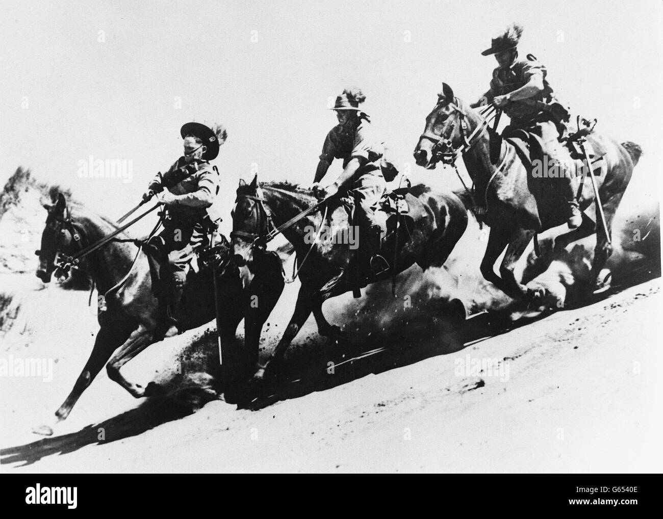 Australian Light Horsemen durante l'allenamento a Torquay, Victoria, dove si trova il più grande campo di cavalleria di Victoria. Foto Stock