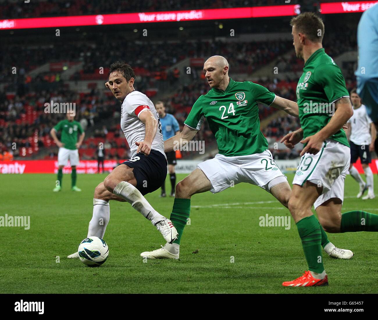 Calcio - Internazionale amichevole - Inghilterra / Repubblica d'Irlanda - Stadio di Wembley. Conor Sammon della Repubblica d'Irlanda (a destra) e Frank Lampard dell'Inghilterra (a sinistra) lottano per la palla Foto Stock