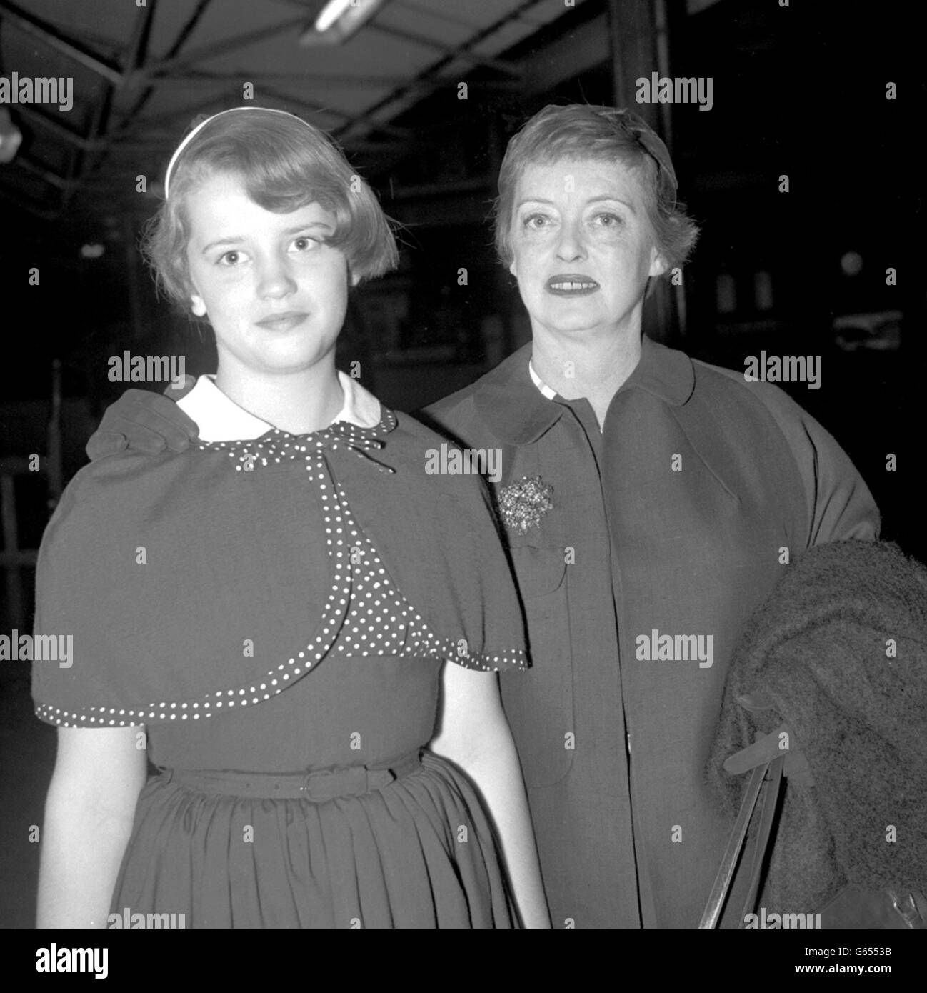 Bette Davis e la sua figlia di 11 anni, Barbara Davis Merrill, lasciano Victoria Station, Londra per la Francia settentrionale. Foto Stock