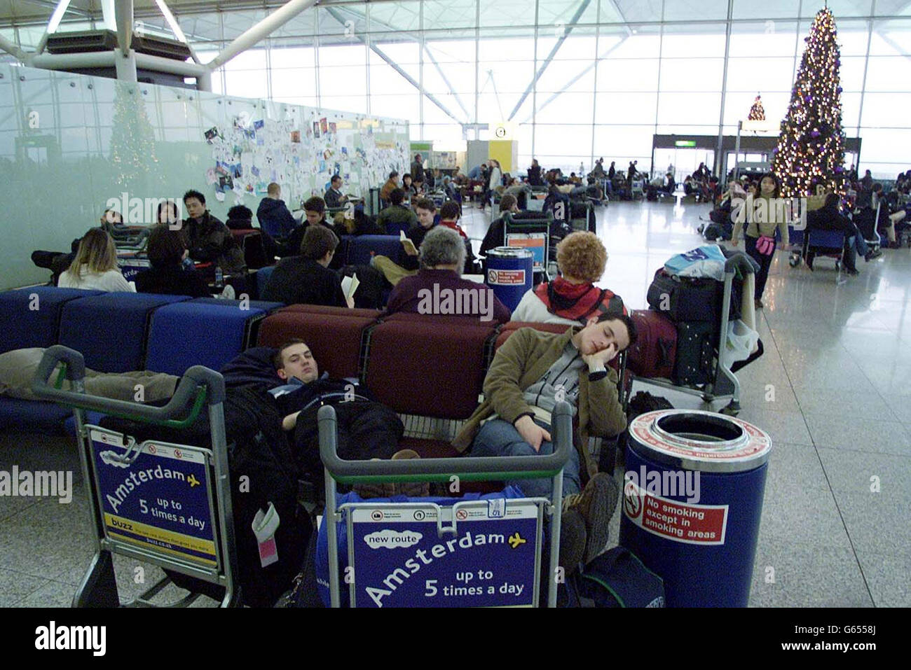 Aeroporto di Stansted - Christmas Rush. I passeggeri dell'aria aspettano l'imbarco all'aeroporto di Stansted, Essex, mentre l'aeroporto attende la corsa di Natale. Foto Stock