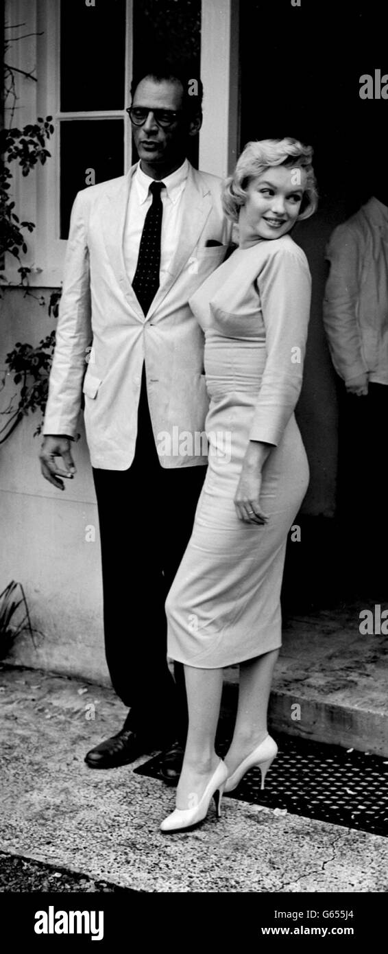 Marilyn Monroe, visto con il suo marito di drammaturgo Arthur Miller come hanno trascorso parte della loro luna di miele a Parkside House, Englefield Green, Surrey. Foto Stock
