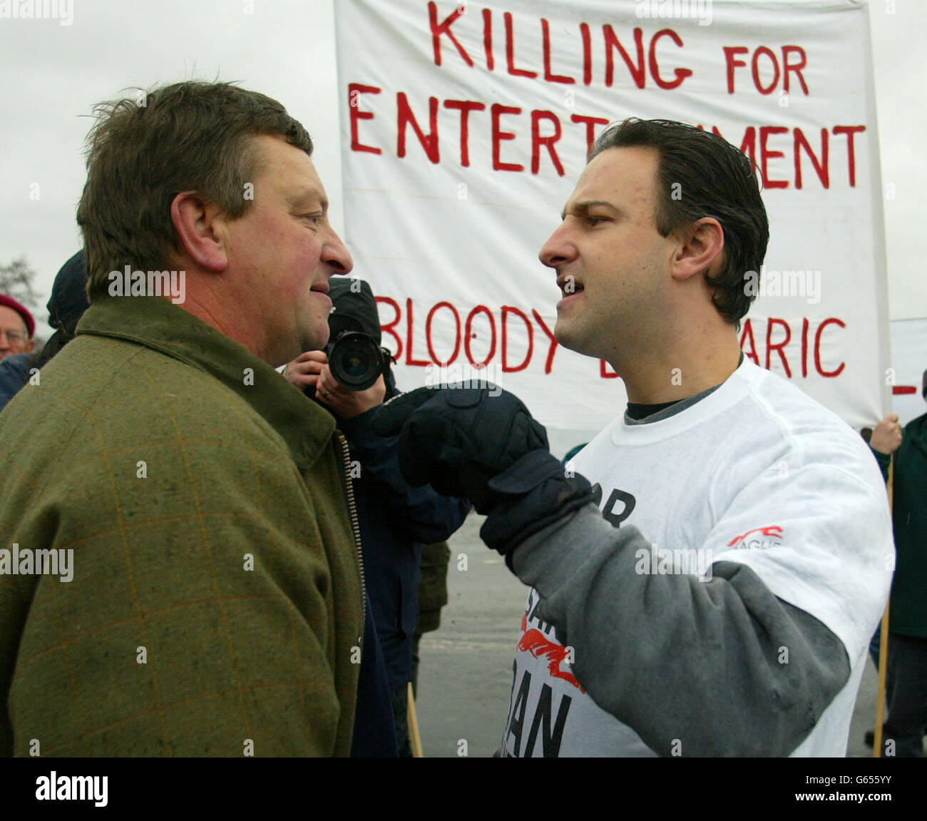 Un protester di sport anti-sangue affronta un inseguitore di caccia all'inizio della caccia alla foresta di Cheshire nel villaggio di Lach Denis, vicino a Northwich. * si stima che circa 250,000 persone si riunivano in tutto il paese per le ultime riunioni tradizionali di caccia del giorno di Santo Stefano nella loro forma attuale. Un nuovo disegno di legge sulla caccia lanciato dal governo all’inizio di questo mese, se diventerà legge, cambierà per sempre la natura della caccia con gli hounds. Foto Stock