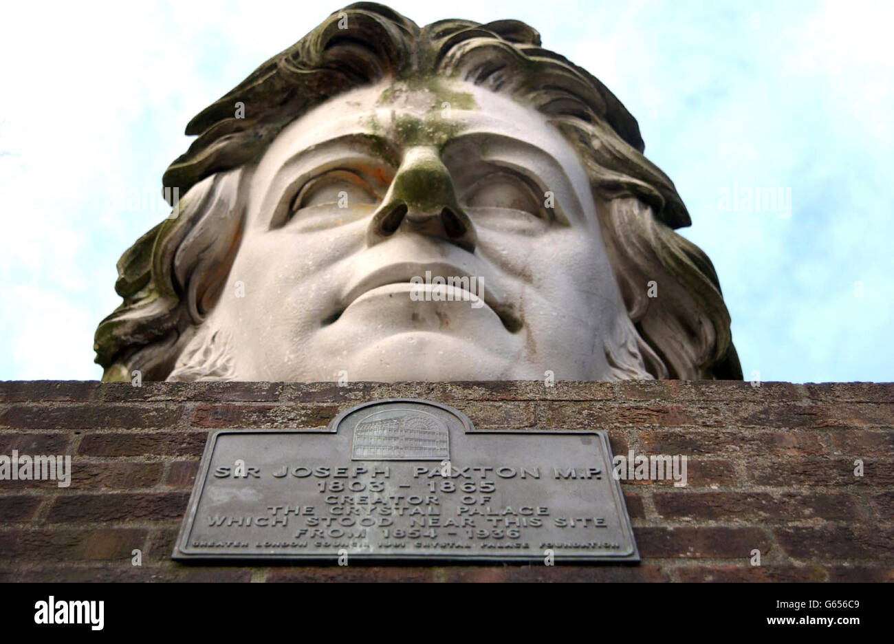 Una statua di Sir Joseph Paxton MP, che ha creato il Crystal Palace a Londra del sud. Foto Stock