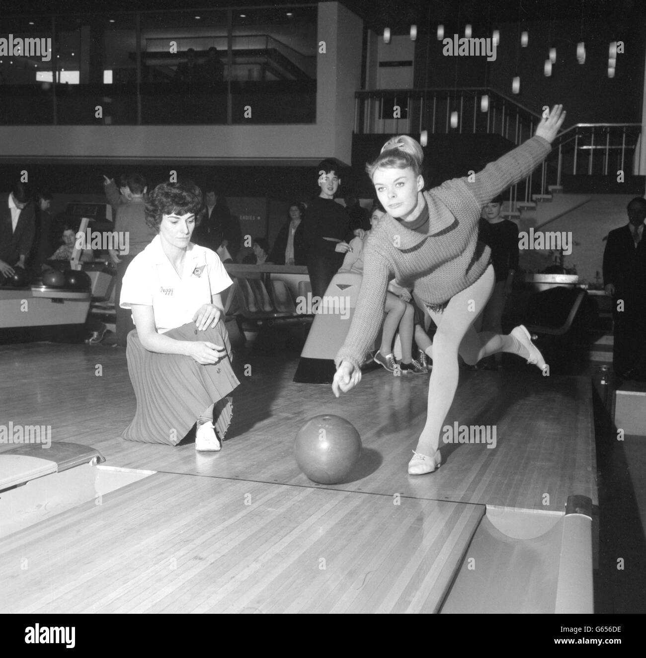 Il ventenne Peggy Kent (l), che viaggia in tutto il paese insegnando il bowling a dieci birilli, presta attenzione a Kristine Jarvis durante un incantesimo di lezioni al Wembley Stadium Bowl. Foto Stock