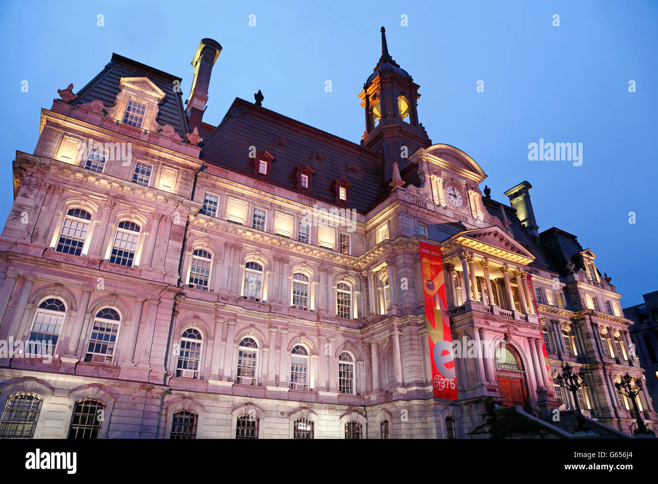 Montreal, Canada. Il municipio (Hôtel de Ville de Montréal) a notte. Foto Stock