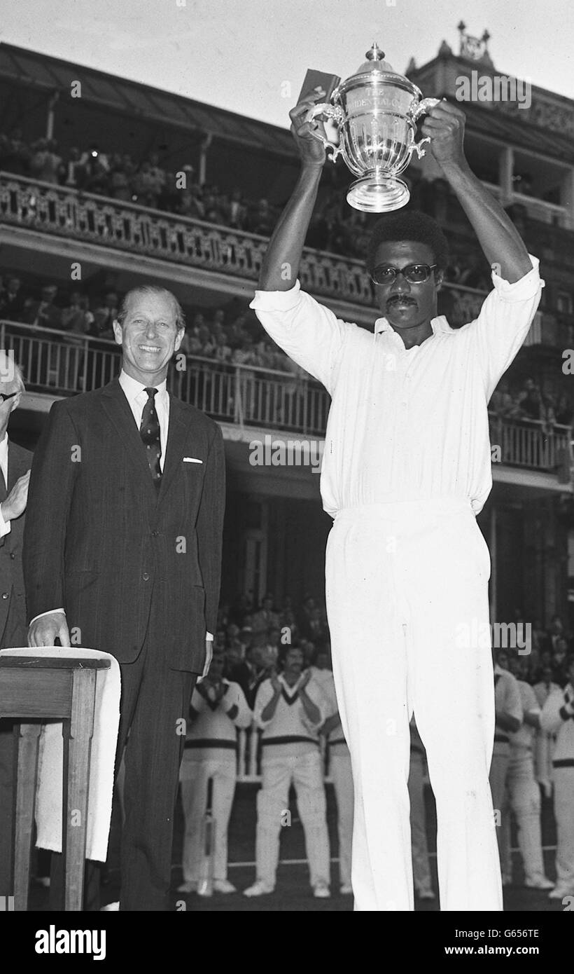 Il capitano delle Indie Occidentali Clive Lloyd mostra la Coppa del mondo Prudential ai tifosi dopo averla ricevuta dal sorridente Duca di Edimburgo, presidente della MCC, al Lord's After the West Indies ha battuto l'Australia di 17 corse in finale. Foto Stock