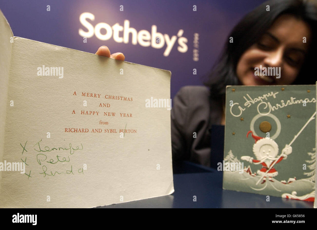 Jasleen Kandhari, un dipendente della casa d'aste di Sotheby, esamina le  carte di Natale inviate da Richard Burton e dalla sua famiglia agli amici  negli anni '50. Le carte, insieme alle lettere