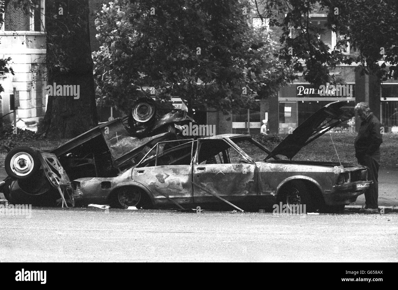 Poliziotti legali che lavorano sui resti dell'auto IRA che ha ospitato ieri Hyde Park auto bomba. I detective stanno cercando di rintracciare il proprietario dell'auto, che conteneva la bomba unghie. Era una berlina blu Morris, registrazione LMD 657P. Foto Stock