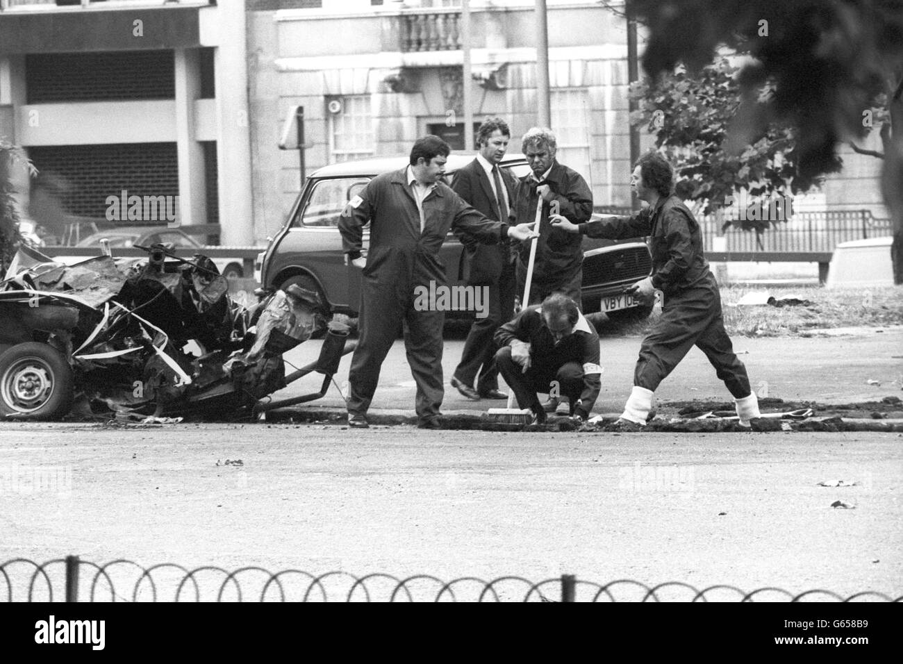 Poliziotti legali che lavorano sui resti dell'auto IRA che ha ospitato ieri Hyde Park auto bomba. I detective stanno cercando di rintracciare il proprietario dell'auto, che conteneva la bomba unghie. Era una berlina blu Morris, registrazione LMD 657P. Foto Stock