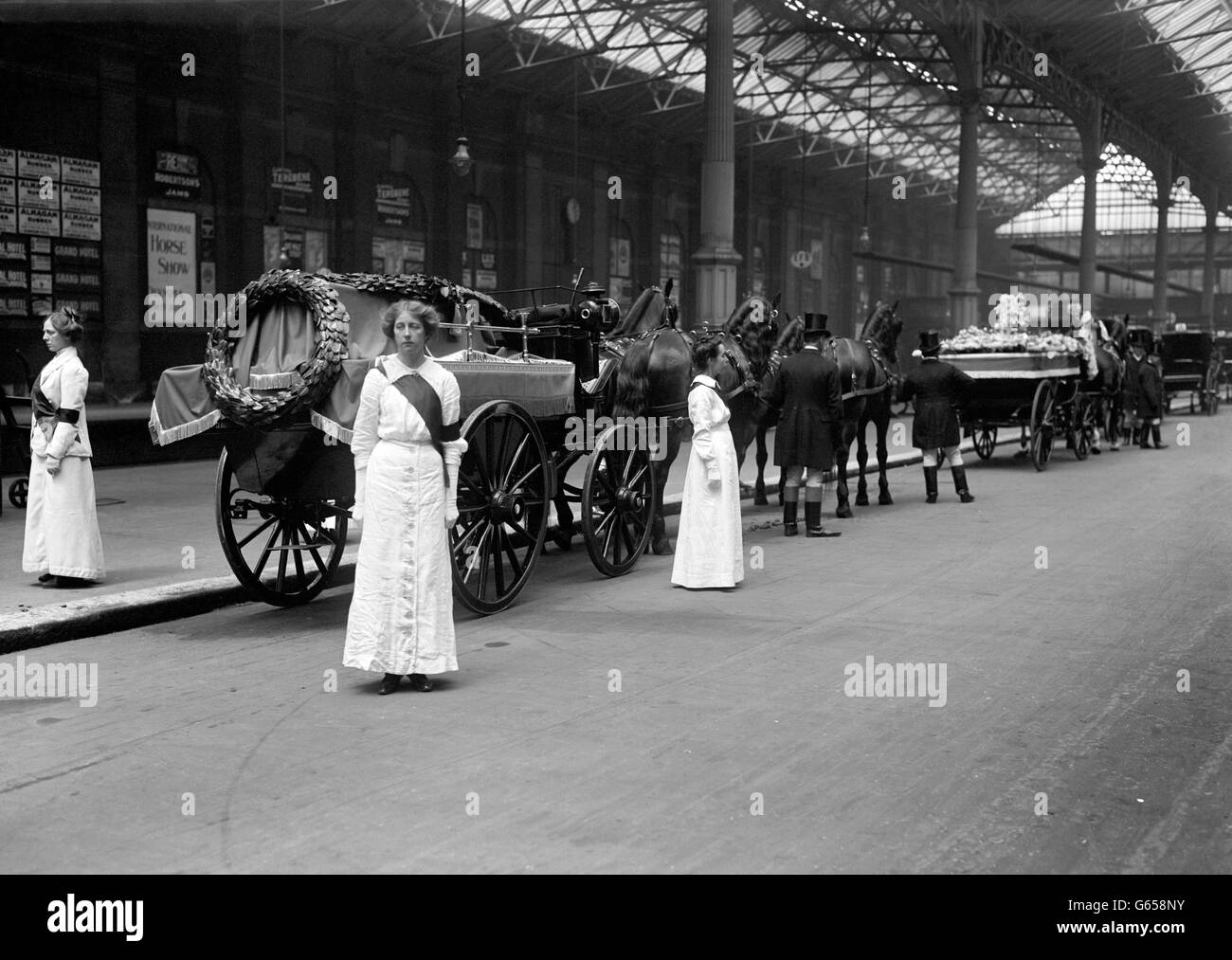 Suffragettes si trovano sulla guardia sopra la bara della Derby Suffragette, Emily Davison, alla stazione Victoria. Foto Stock