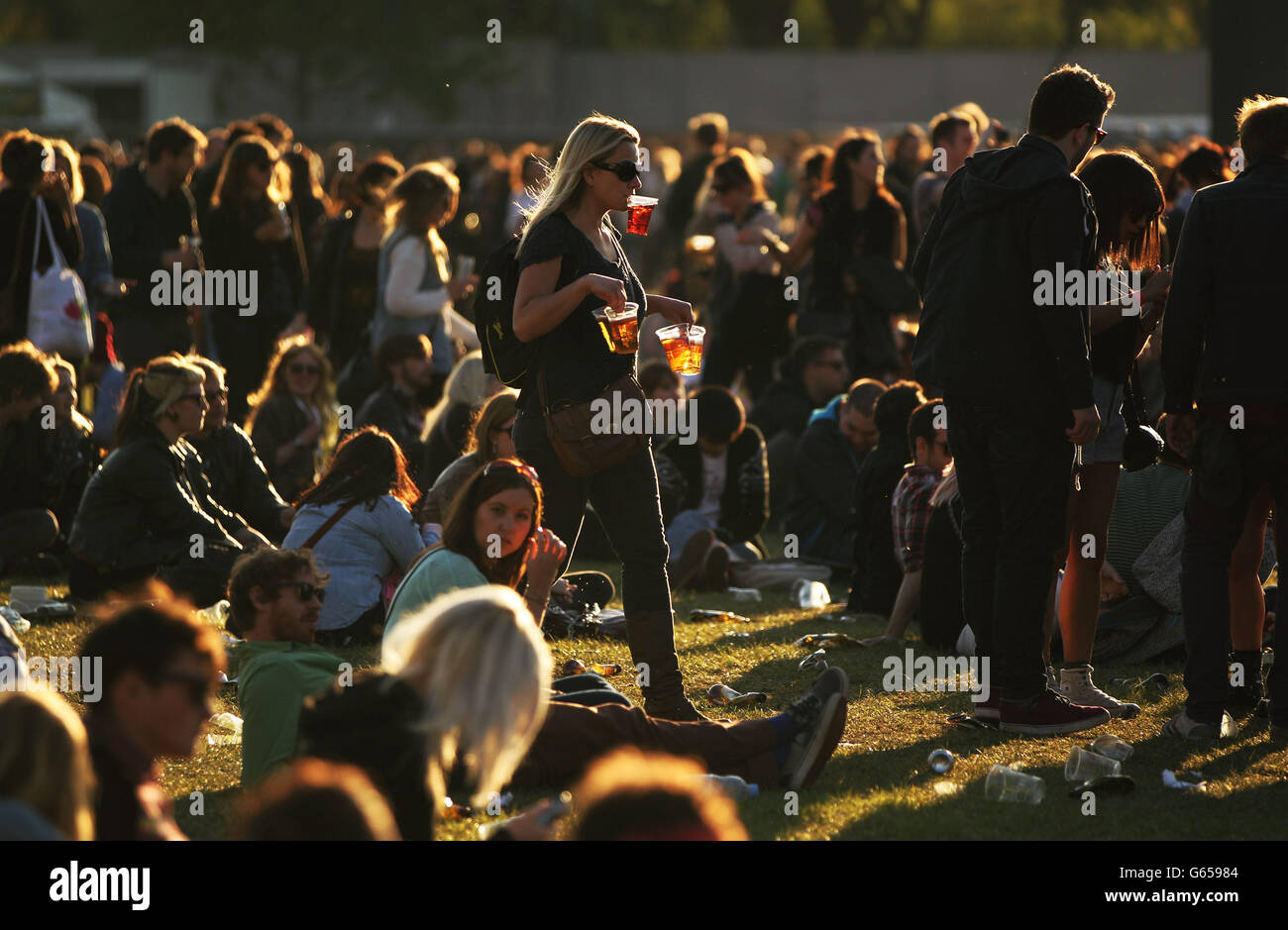 Field Day Festival - Londra. Una donna che porta alcolici tra i festeggiatori al Field Day Festival di Victoria Park, nella zona est di Londra. Foto Stock