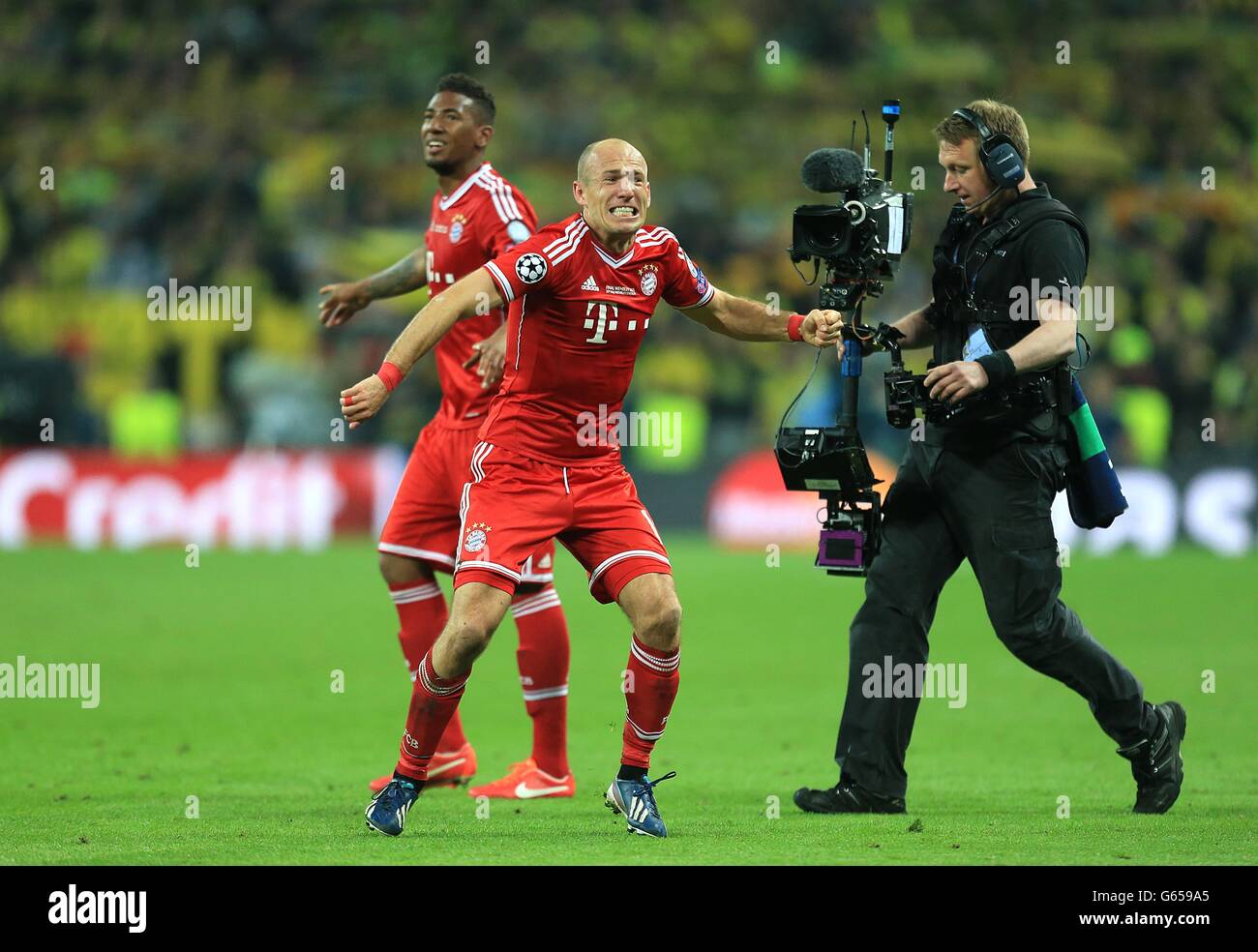 Calcio - UEFA Champions League - finale - Borussia Dortmund / Bayern Monaco di Baviera - Stadio di Wembley. Il Bayern Munich Arjen Robben celebra la vittoria della Champions League come fischio finale Foto Stock