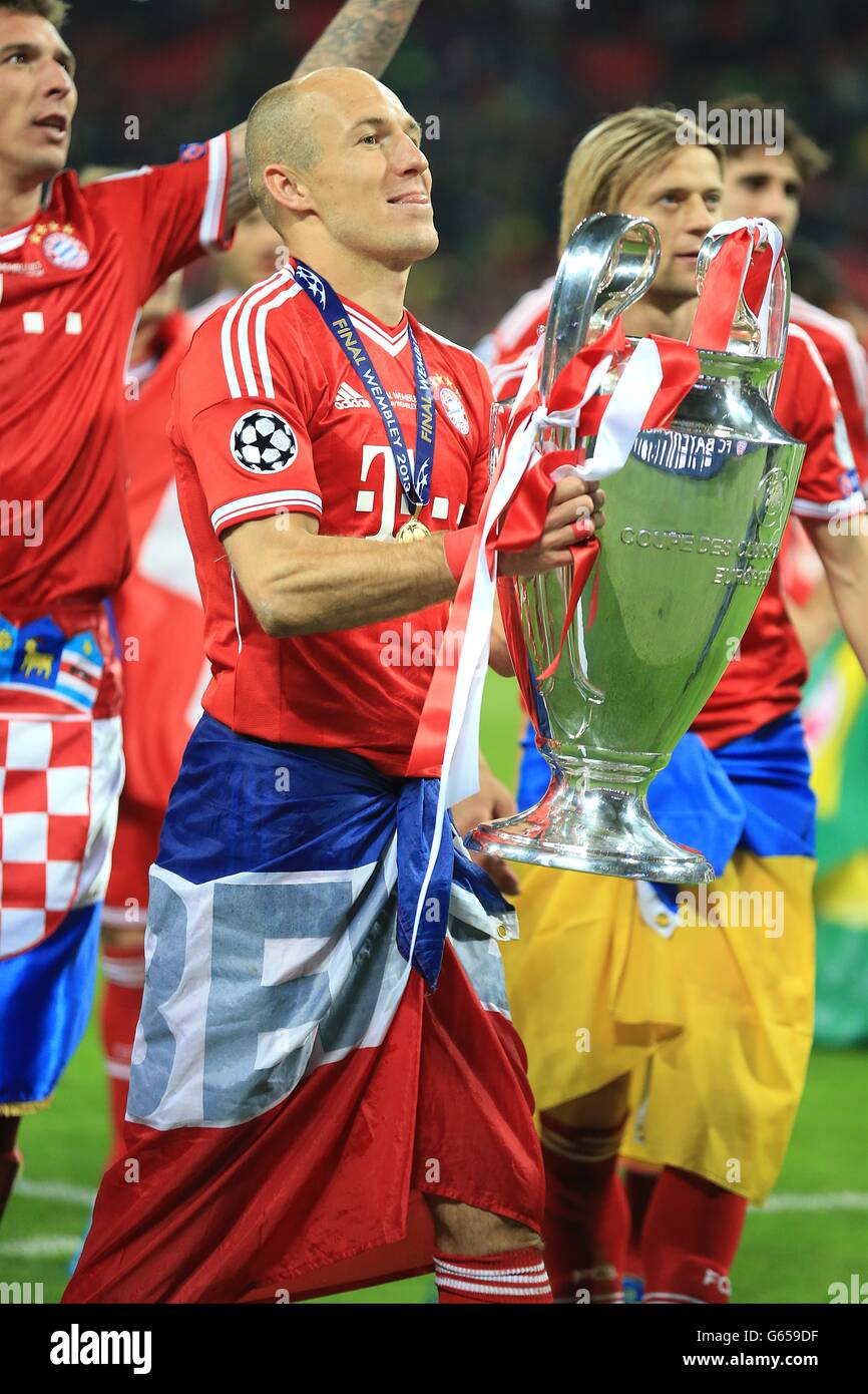 Calcio - UEFA Champions League - finale - Borussia Dortmund / Bayern Monaco di Baviera - Stadio di Wembley. Il Bayern Munich's Arjen Robben con il Champions League Trophy in campo dopo il fischio finale Foto Stock