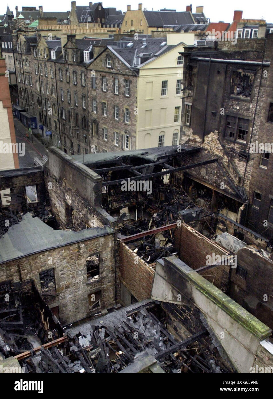 Una vista degli edifici danneggiati dal fuoco a causa di essere abbattuti nel centro storico di Edimburgo`s. I lavori di demolizione sugli edifici che sono stati evitati da una enorme bulgore non inizieranno fino a domani, al più presto, è stato rivelato. * i valutatori del consiglio non potranno accedere ai resti degli edifici fino a quando gli investigatori non avranno completato i loro esami, probabilmente più tardi. Foto Stock