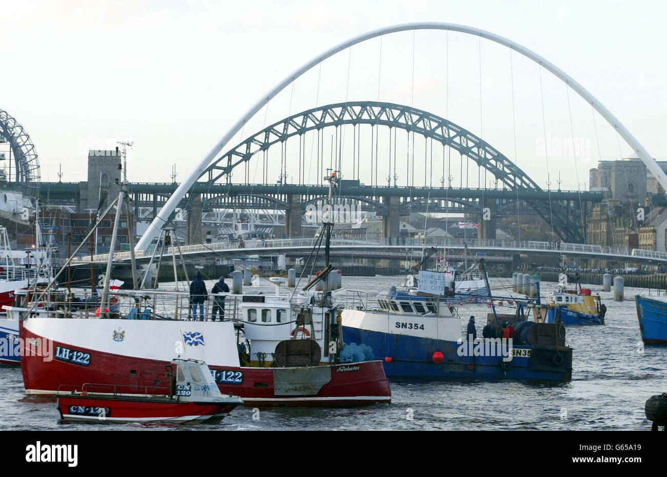 Una flottiglia di imbarcazioni da pesca blocca il fiume Tyne per protestare contro la possibile introduzione di nuove quote europee che, a loro parere, colpiranno posti di lavoro sulla costa orientale dell'Inghilterra. * ci si aspettava che altre navi provenienti dai porti del Mare del Nord entrino a far parte della flottiglia di Tyneside, ma il maltempo le teneva in porto. Foto Stock