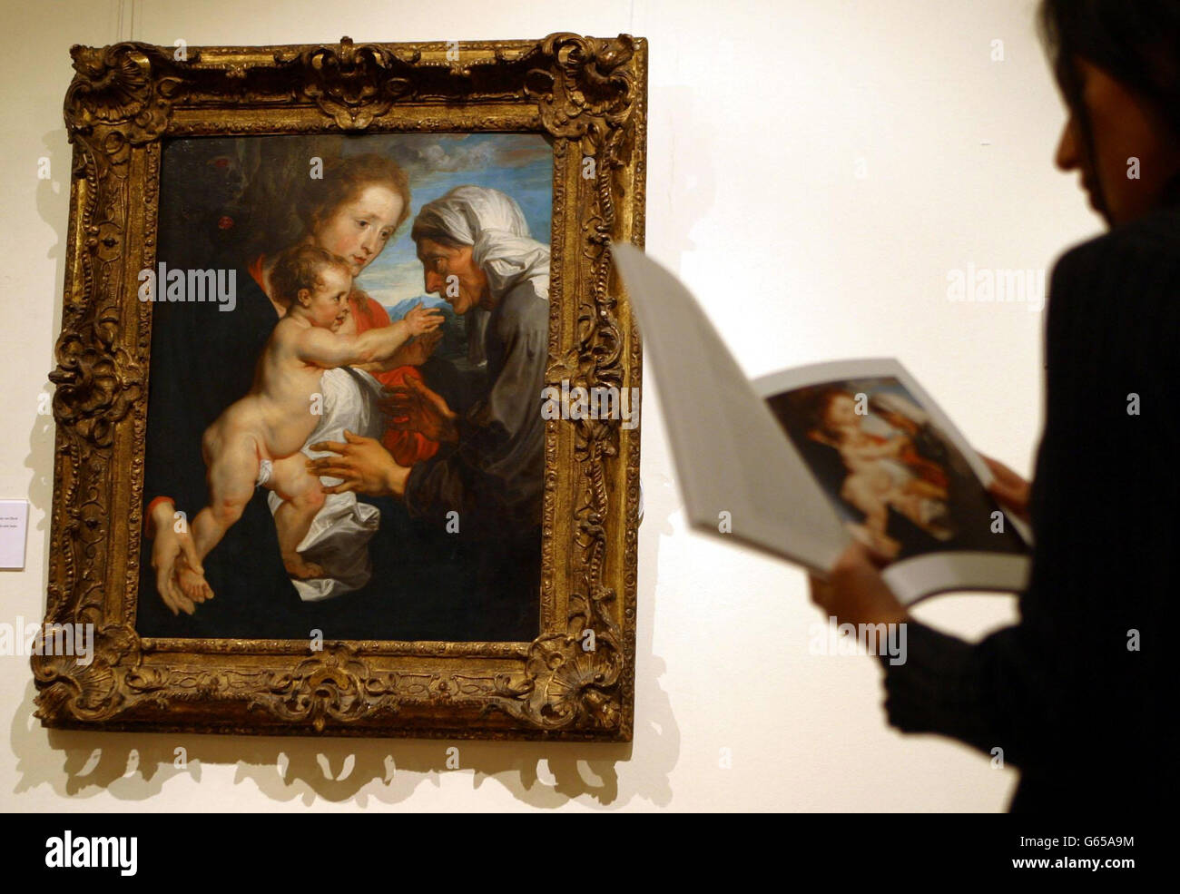 Nicole Katz, una studentessa di storia dell'arte di New York, legge il pezzo del catalogo 'la Madona e il Bambino con Sant'Anna'. * il dipinto è attribuito ad Anthony Van Dyck e sarà venduto a Sotheby's il 16 dicembre 2002 con un prezzo di riferimento di 80,000-120,000 libbre come parte della collezione Charles e Barbara Robertson. Foto Stock