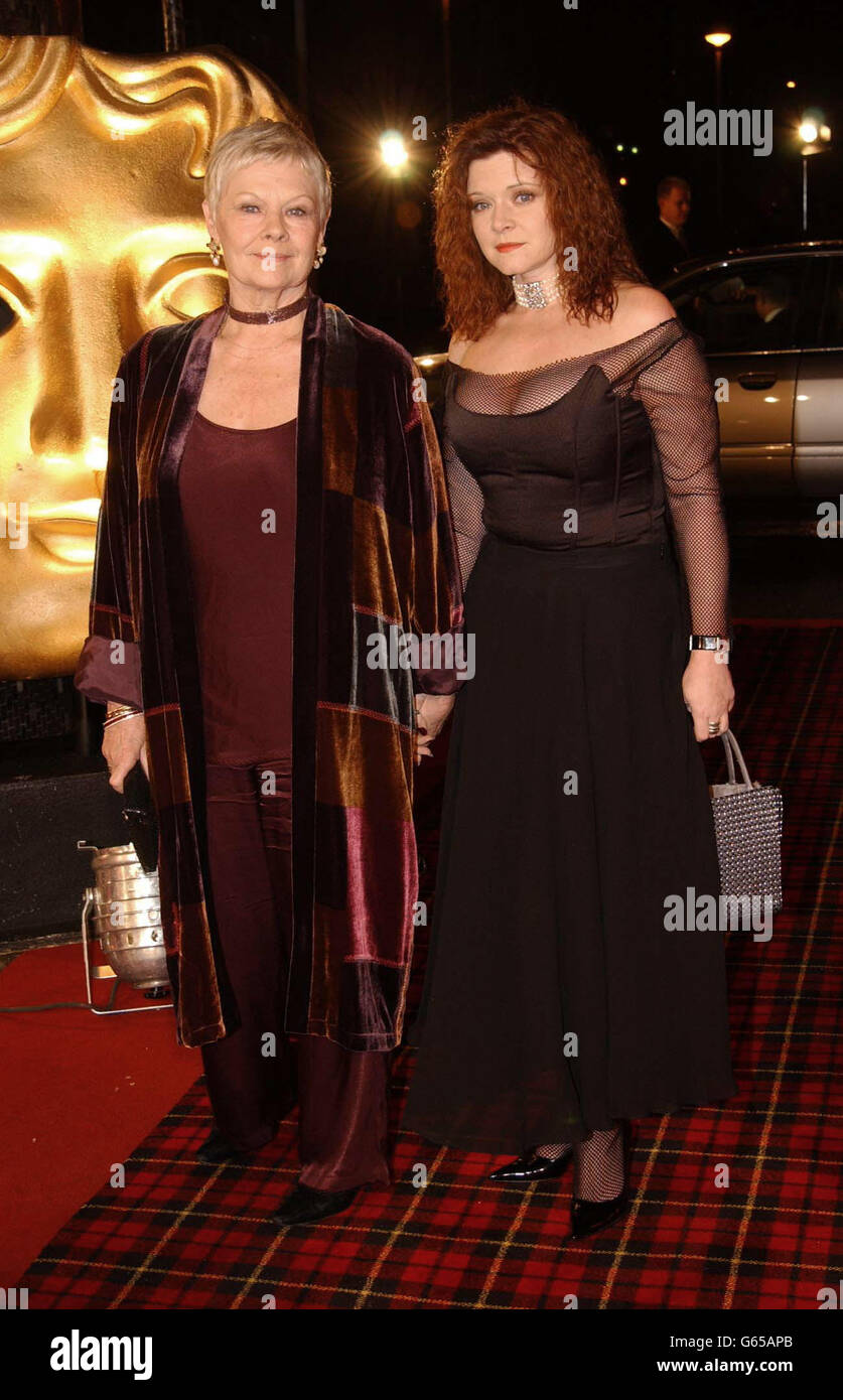 Dame Judi Dench e sua figlia Finty Williams arrivano per un BAFTA Tribute a Billy Connolly al BBC Television Center nella parte ovest di Londra. Ospitata da Michael Parkinson, la serata celebrata celebra più di 30 anni del Big Yin. Foto Stock