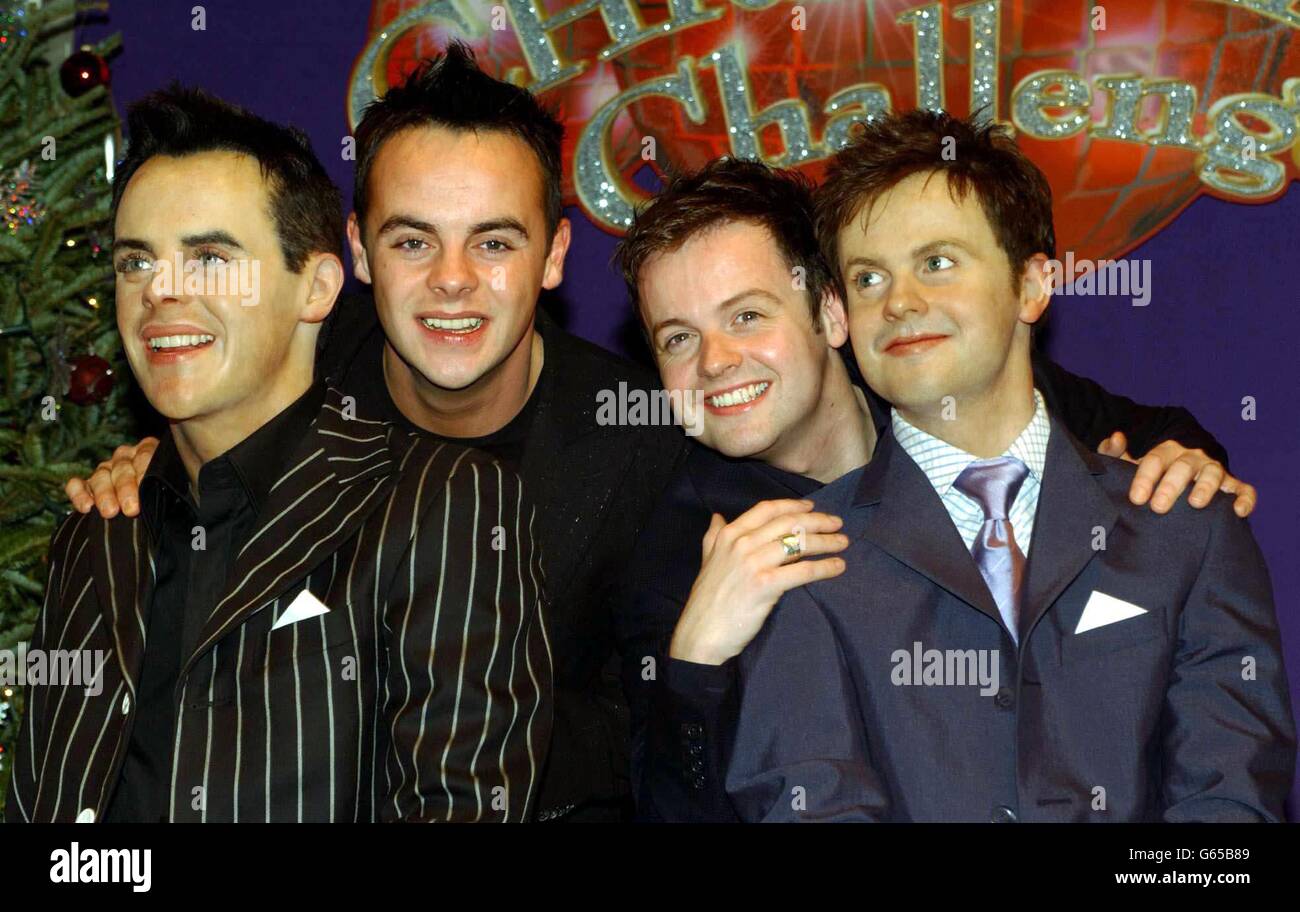 I presentatori della TV Anthony McPartlin (a sinistra) e Declan Donnelly (ANT & Dec) posano con i loro modelli di cera durante una fotocall al Madame Tussaud's. * il simpatico duo famoso per le sfide strane e strane dei loro programmi televisivi, sarà una sfida divertente per l'ospite di Madame Tussaud durante il periodo natalizio, osando immergersi nelle mani in una "grande scatola di bit" e identificare con un tocco una selezione di parti del corpo. Foto Stock