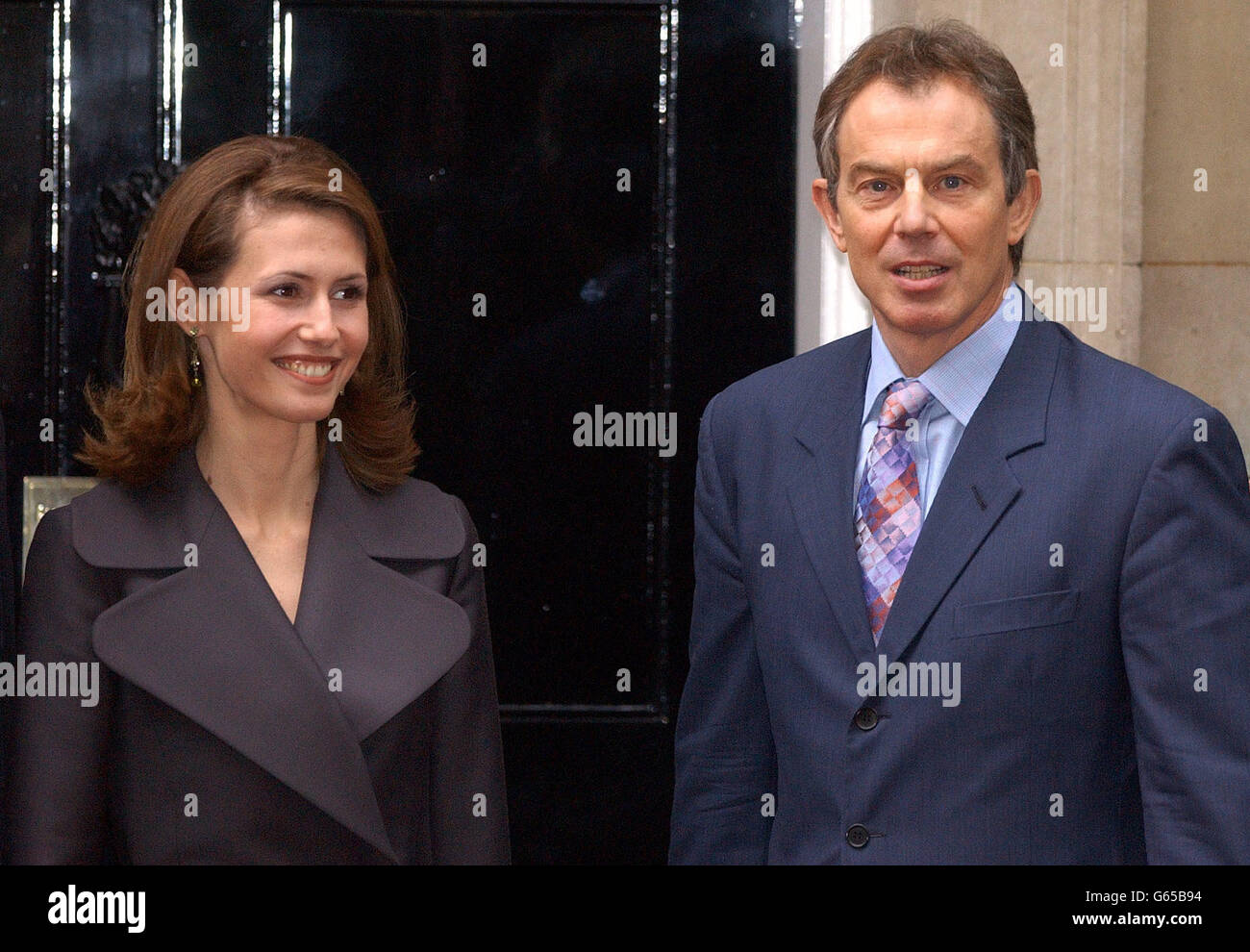 La First Lady siriana Asma al-Assad incontra il primo ministro britannico Tony Blair, alle porte di 10 Downing Street, Londra, prima di un incontro con il presidente siriano Bashar al-Assad. Foto Stock