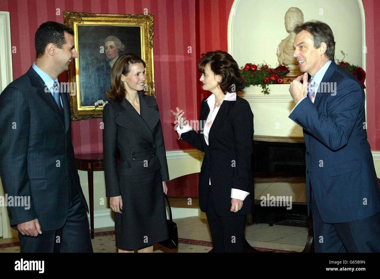 Il primo ministro britannico Tony Blair, a destra, e sua moglie Cherie, seconda a destra, con il presidente siriano Bashar al-Assad, a sinistra, e sua moglie Asma all'interno 10 Downing Street all'inizio della visita ufficiale di quattro giorni di Assad in Gran Bretagna. Foto Stock