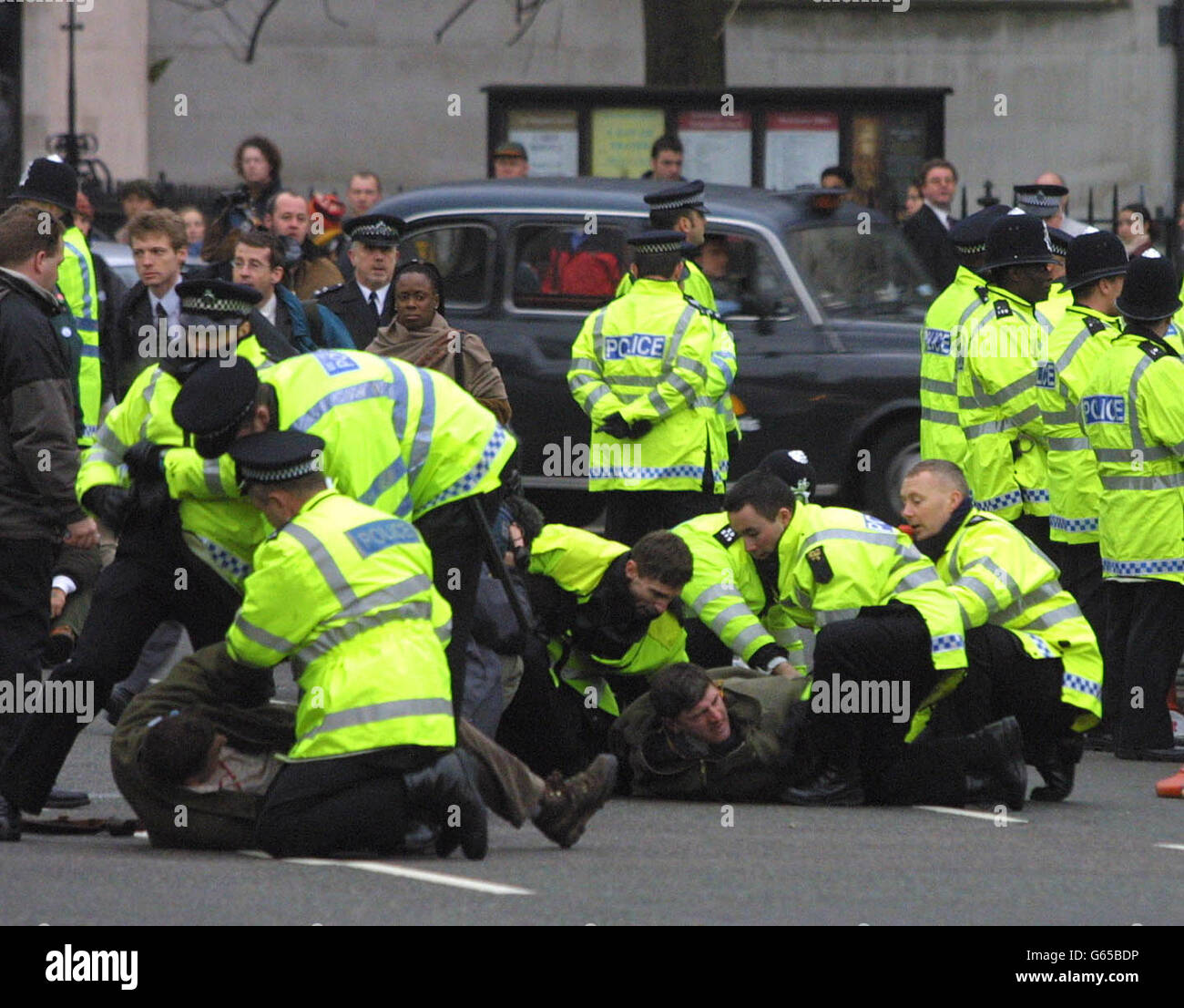 I poliziotti trattengono i manifestanti in Piazza del Parlamento durante una protesta contro il disegno di legge di caccia a pochi metri dalla Camera dei Comuni. Foto Stock