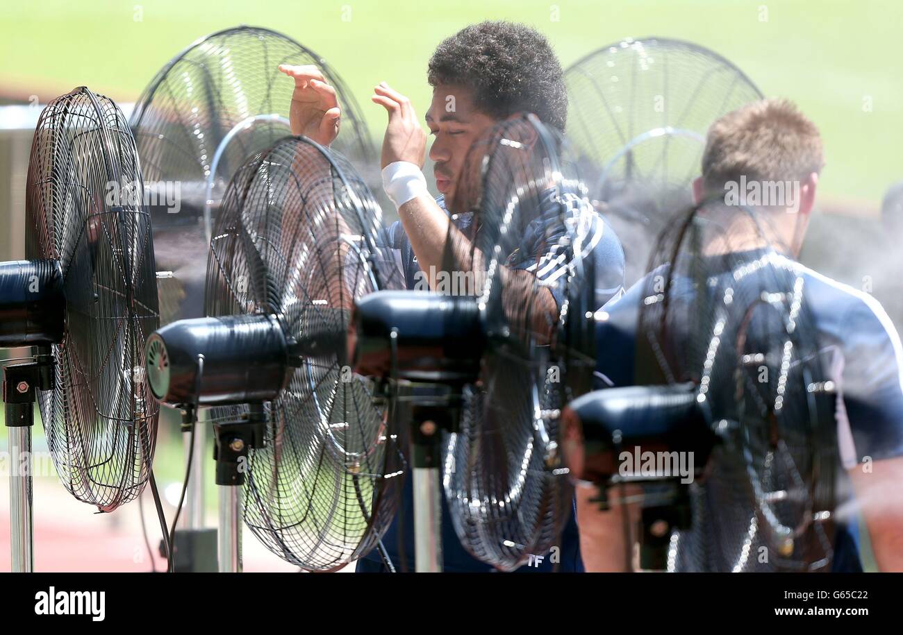 Toby Faletau dei Lions britannici e irlandesi si raffredda con i tifosi durante una sessione di allenamento all'Hong Kong Stadium di Hong Kong. Foto Stock