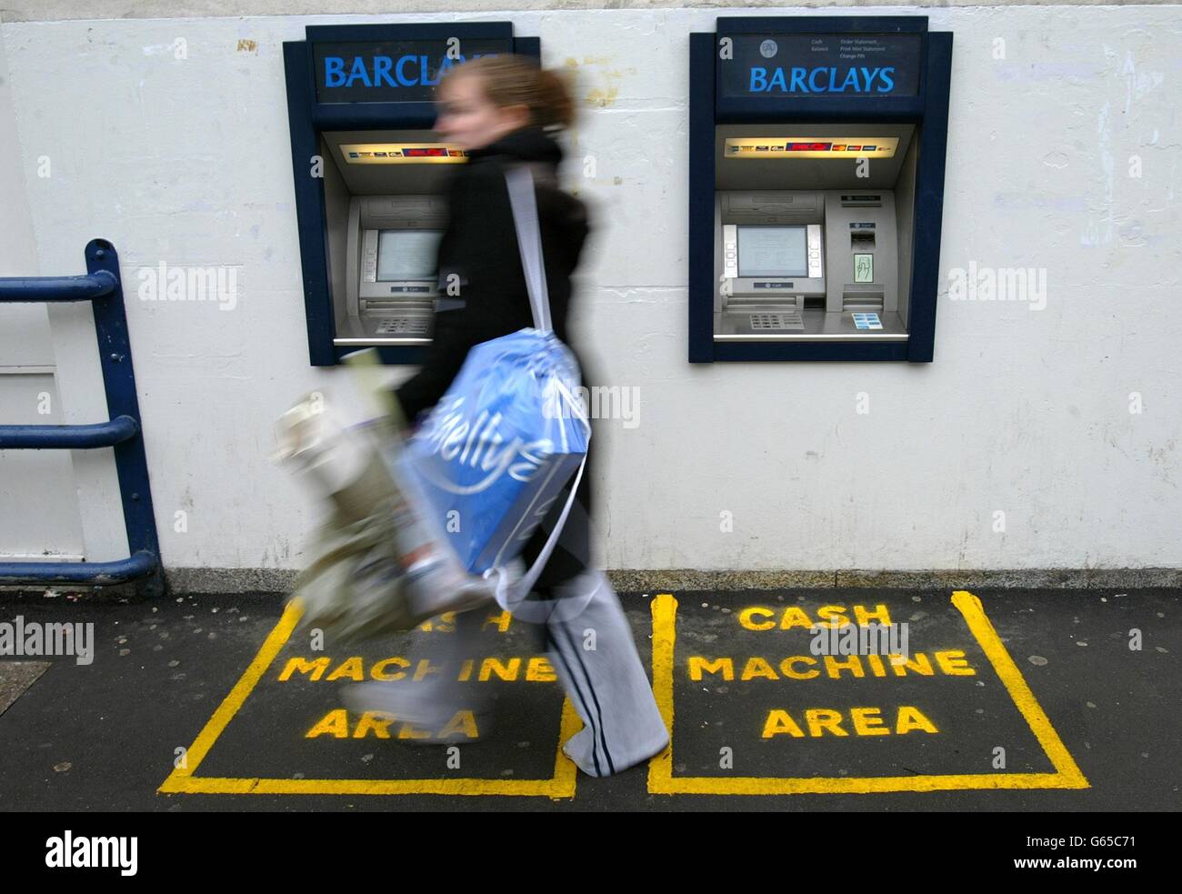 Le macchine a pagamento presso la banca Barclays, Grosvenor Street, Manchester, dove le scatole sono state dipinte a terra per impedire alle persone di fare coda troppo vicino e prevenire i contrabbando. Il nuovo e innovativo schema di Manchester, dà alle persone il proprio spazio personale quando ritirano denaro. *08/12/04: Le società edili britanniche hanno oggi esortato i parlamentari ad adottare misure per proteggere i consumatori dalle casse a pagamento. La Building Societies Association (BSA) ha chiesto una maggiore notifica preventiva delle tariffe sui bancomat con avvertenze chiare, specifiche e prominenti. Foto Stock